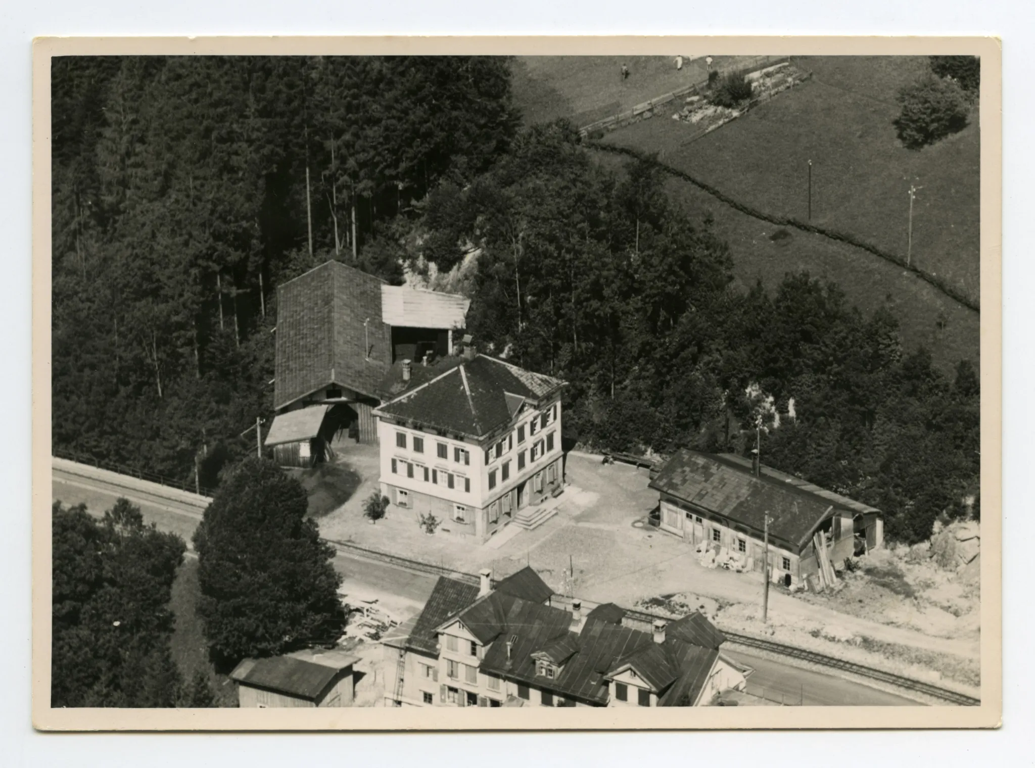 (Gebäudekomplex auf Südseite der Brücke)