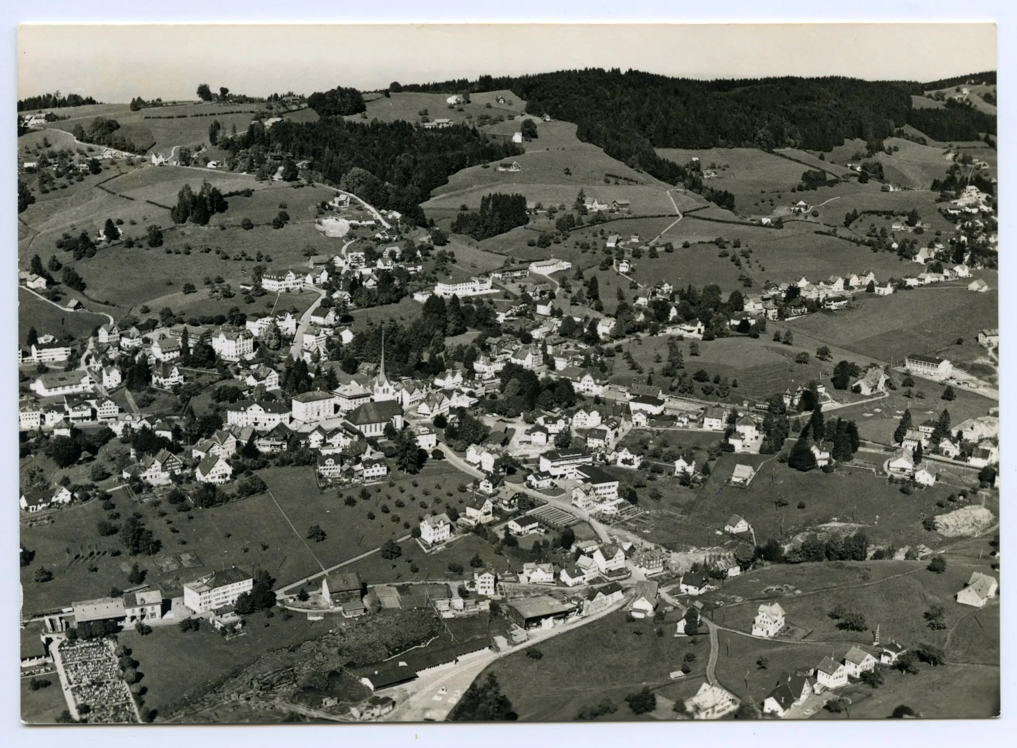 Schönenbüel, Bächli/Friedhof, Dorfkern/Dorfplatz, Bahnhof, Ebni (teilweise), Gremm/Lortanne. Blick Richtung „Eggen“, via Krankenhaus, Töchterinstitut Buser