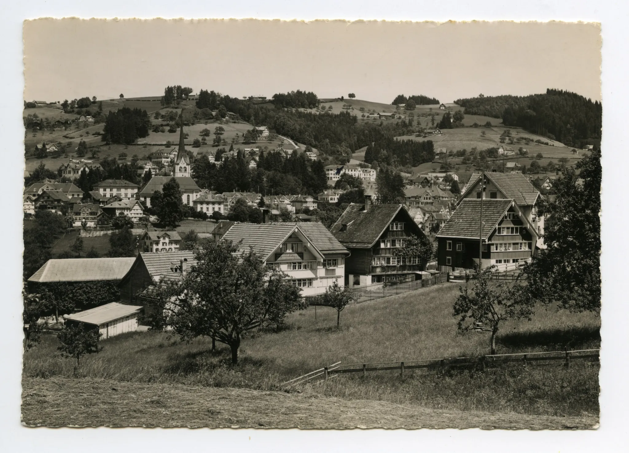 im Vordergrund Wirtschaft z. Schönenbüel, mit Bahnhof, Krankenhaus mit Erweiterungsbau West. Blick zu Eggen-Höhenweg