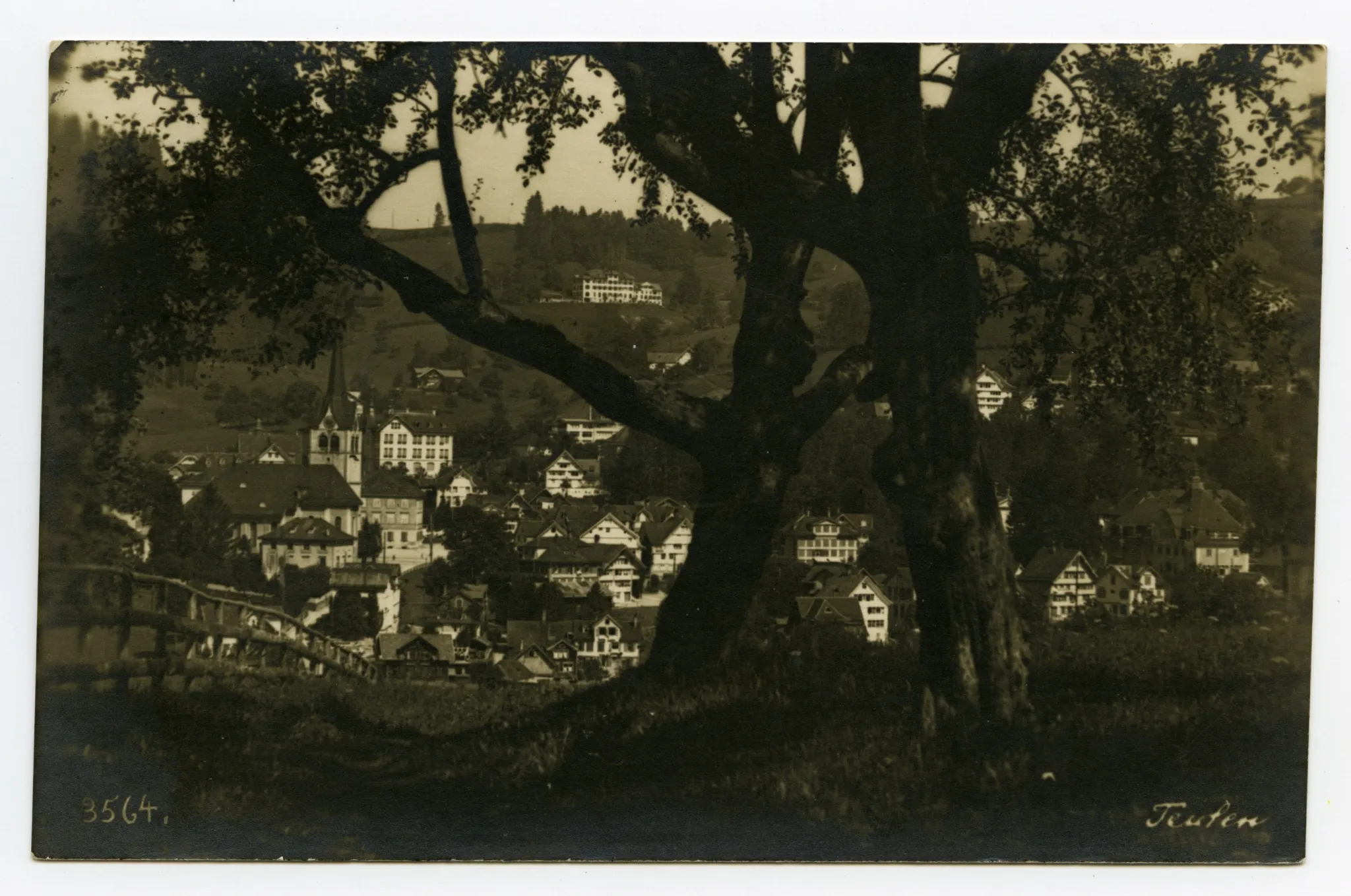 mit Grubenmannkirche und Bad Sonder, durch Bäume fotografiert