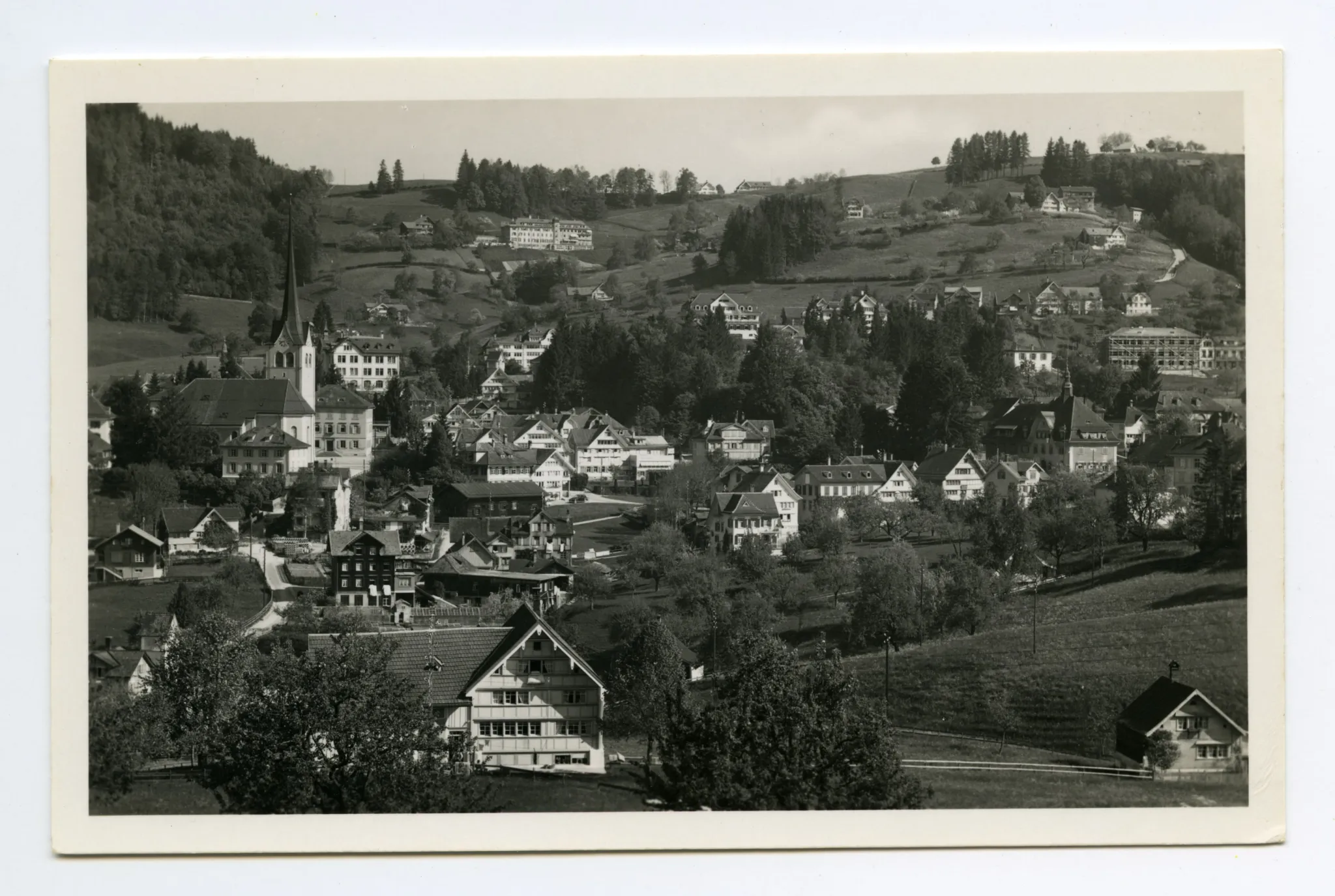Erweiterungsbau West des Krankenhauses im Bau. Blick zu Bad Sonder, Schäflisegg