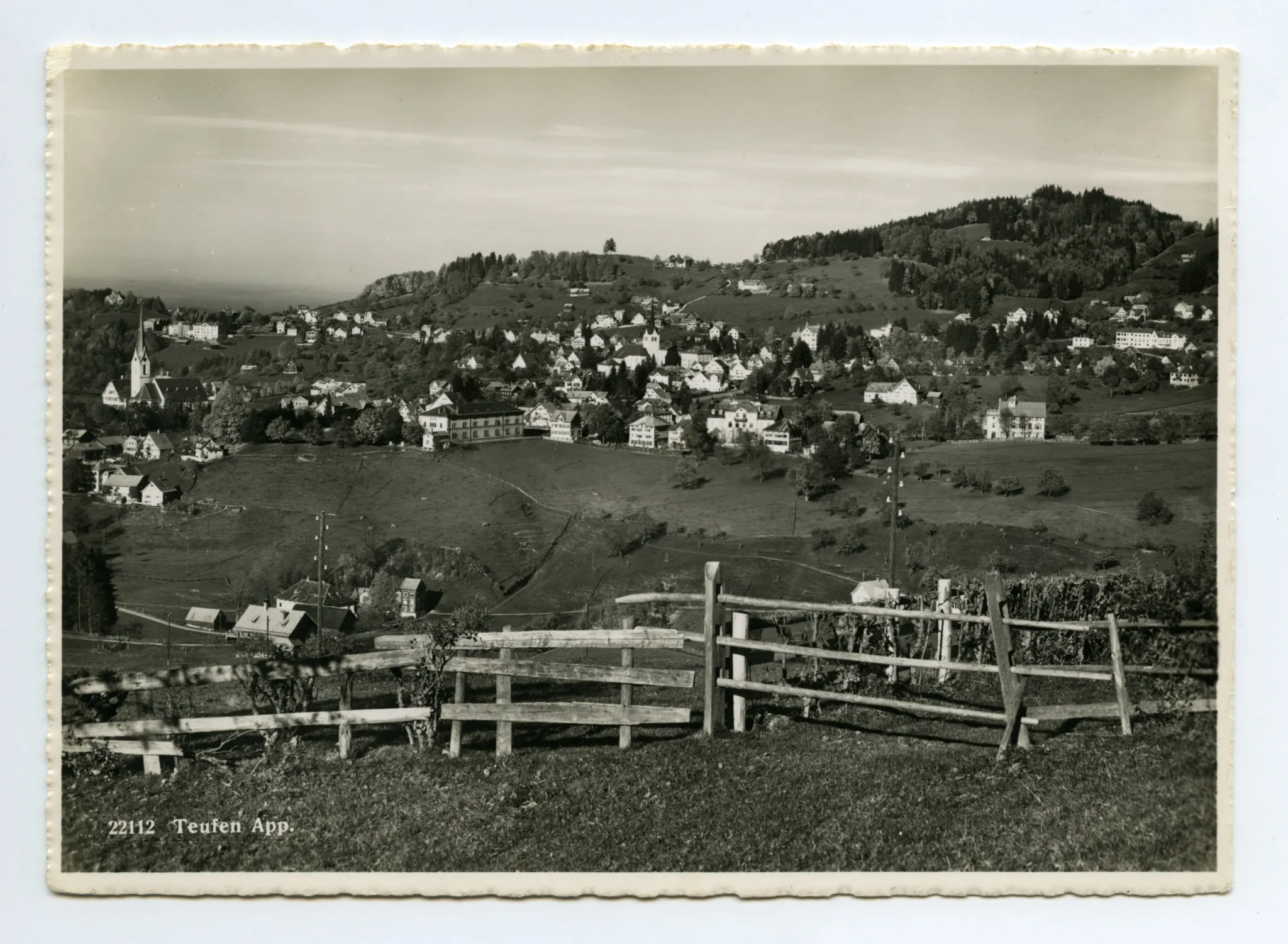 von Schlatterlehn. Vorne: Holzhag (sic!). Mit beiden Dorfkirchen, Zeughaus, Krankenhaus inkl. Erweiterung, Bahnhof (z.T. verdeckt), Fernblick. Blick zu Frölichsegg, Schwendibüel, Eggli, Fürstenland