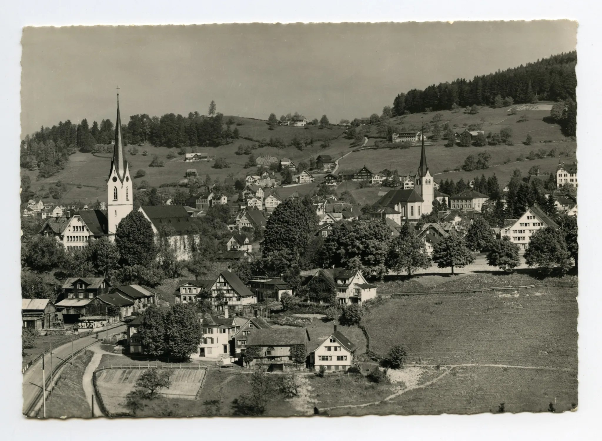 Vorne Sammelbüel. Mit beiden Dorfkirchen, Fernblick. Blick zu Schwendibüel