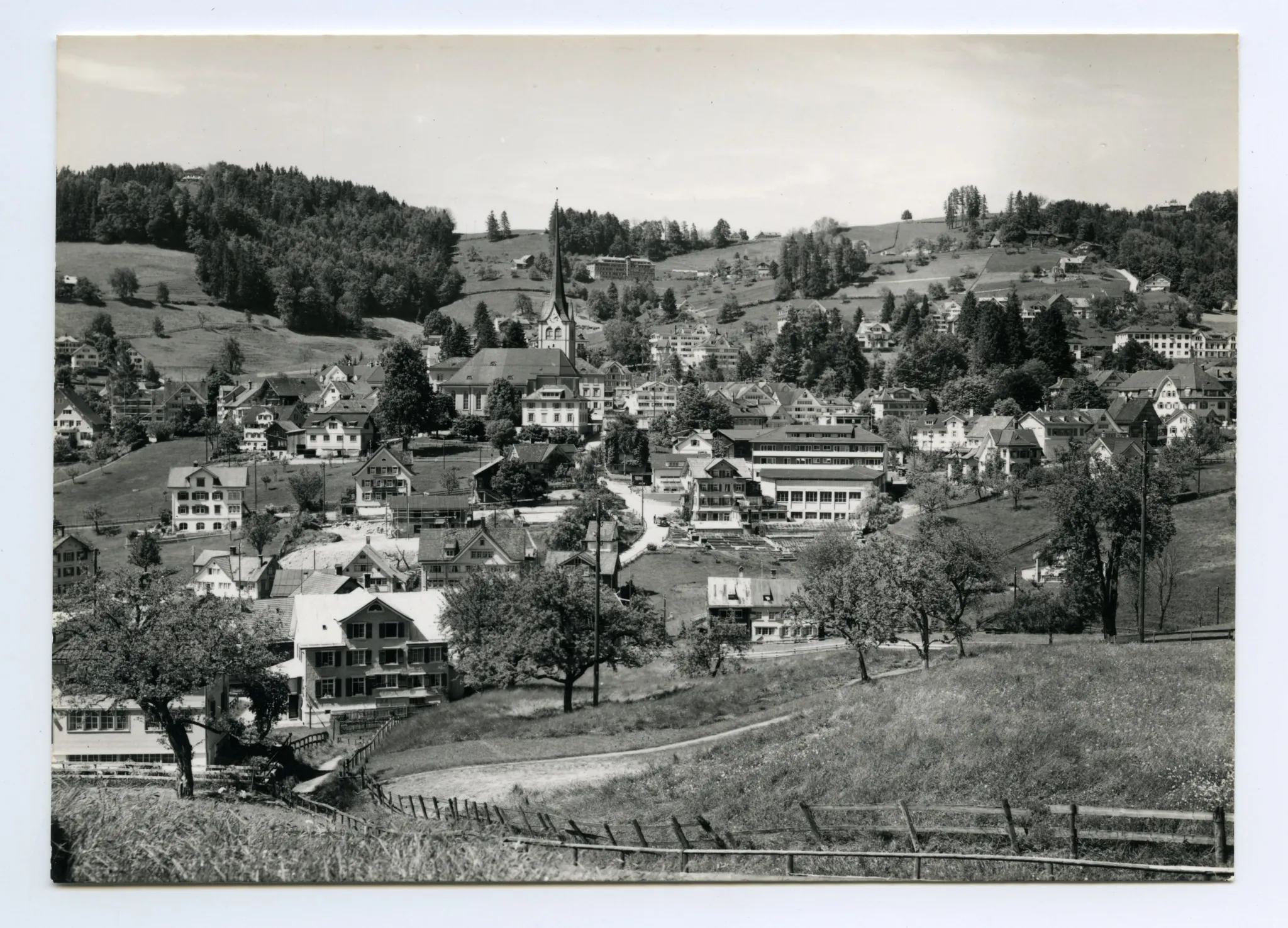 vom Schönenbüel, mit Bächli, Bad Sonder, Bahnhof, Krankenhaus (ange-schnitten). Blick zu Frölichsegg, Schäflisegg, Hüslersegg