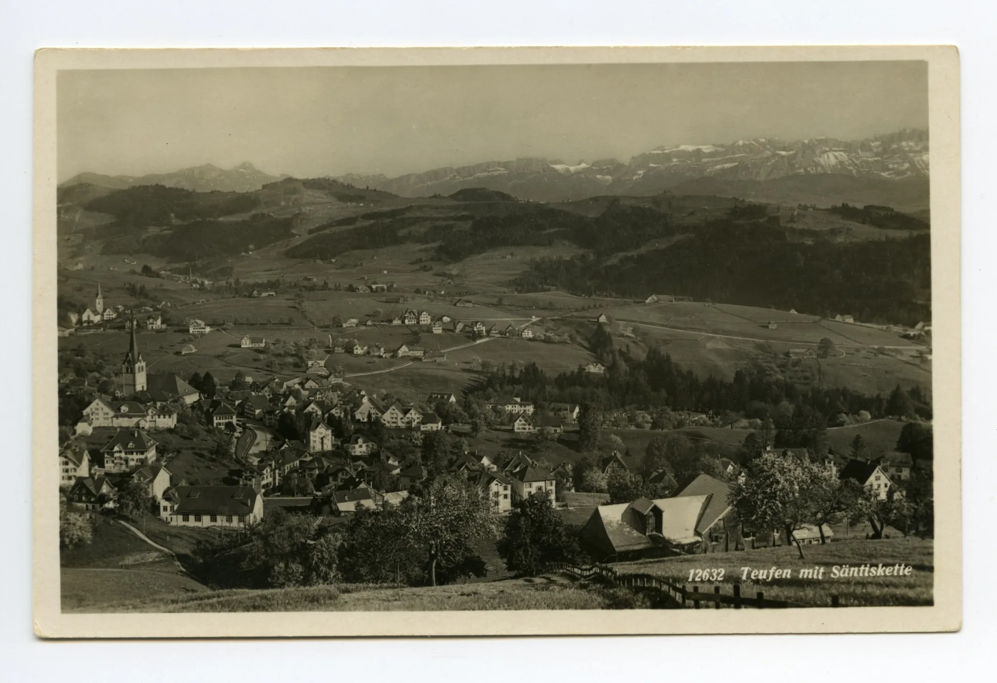 Alte Turnhalle, beide Dorfkirchen, Schönenbüel. Blick zu Steigbach, Fähnern, Kamor, Hohem Kasten, östlichem Alpstein