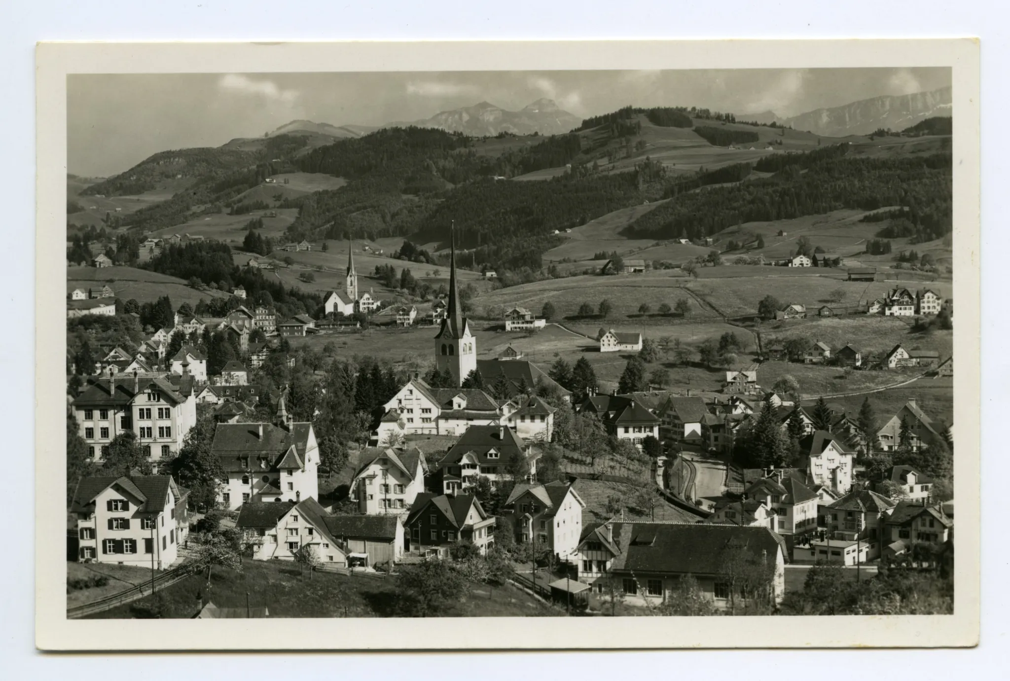 Vorne alte Turnhalle, beide Dorfkirchen. Blick zu Kamor / Hohem Kasten