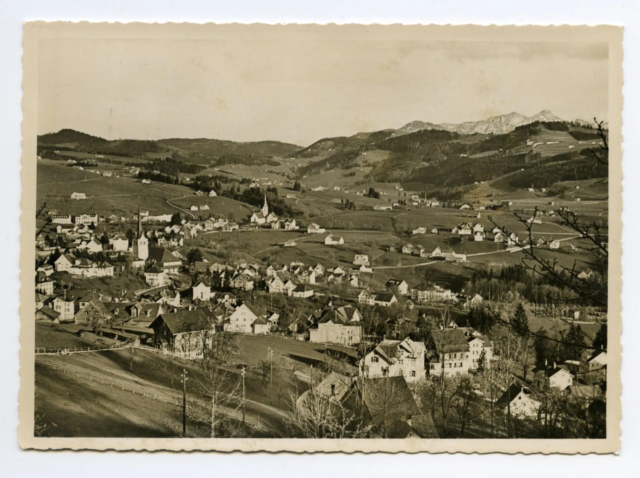 beide Dorfkirchen, Ebni (z.T.), Schönenbüel, Lindenhügel/Zeughaus. Blick zu Gäbris resp. Steigbach, Fänern/Kamor/Hohem Kasten