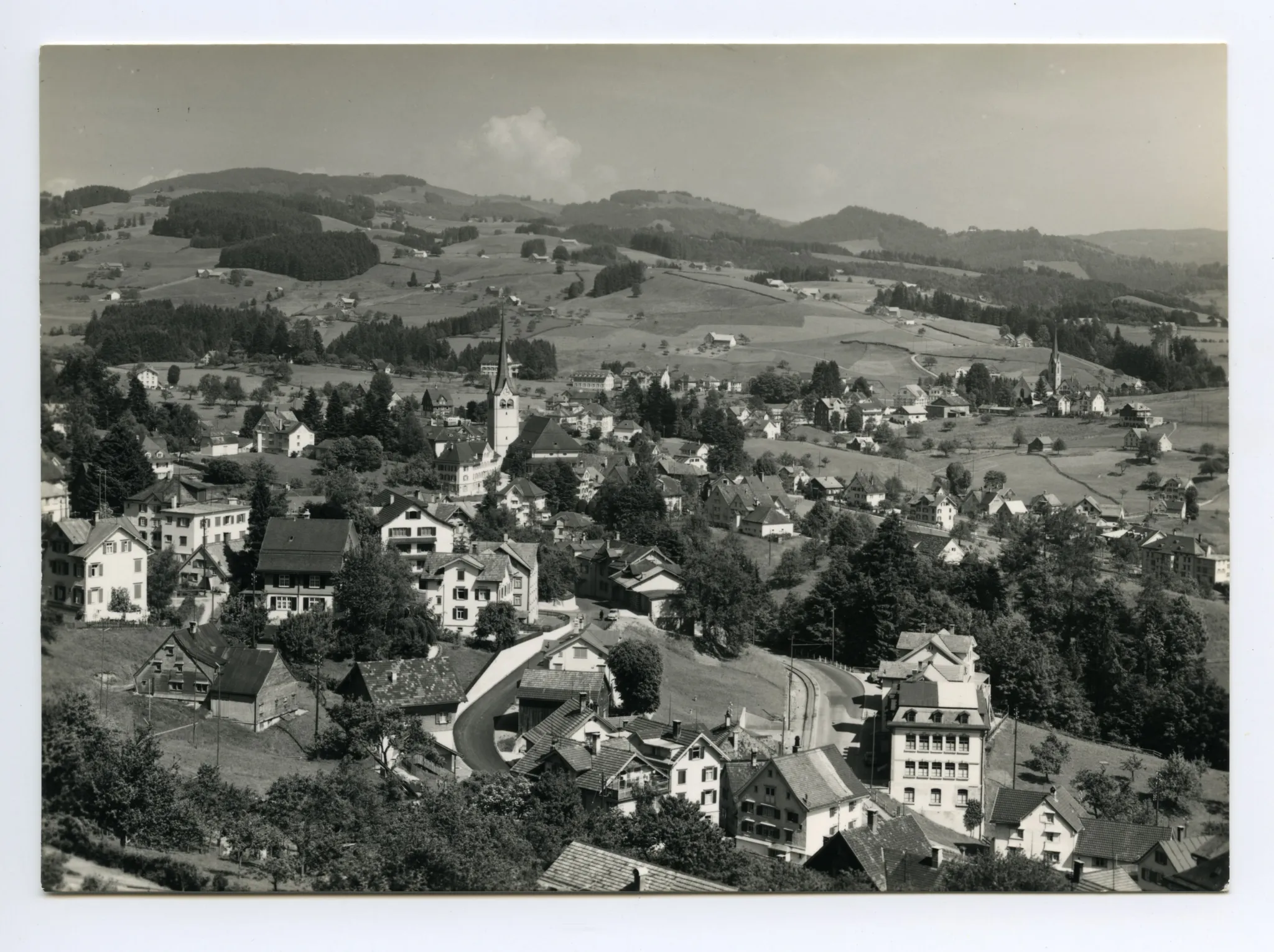 Vorne Stofel, beide Dorfkirchen, Lindenhügel. Linde und Lindensaal eingerüstet