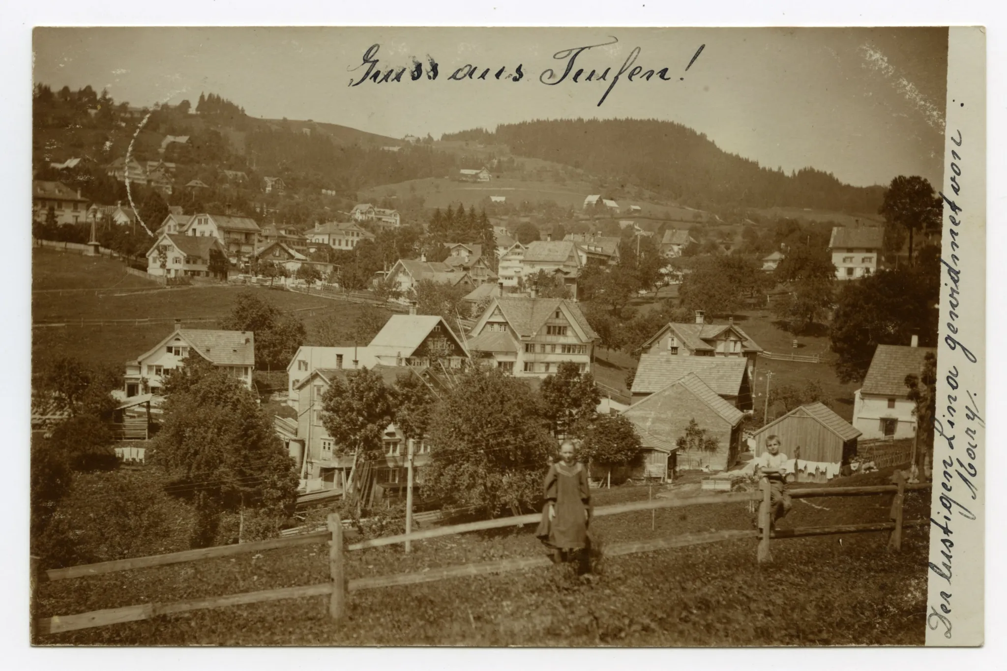 , zwei Kinder auf Latten-Hag, hinten Gremm mit Krankenhaus, Blick zur Hüslersegg (siehe Ho.07-009: gleiches Foto, leicht anderer Ausschnitt, s/w statt col.)