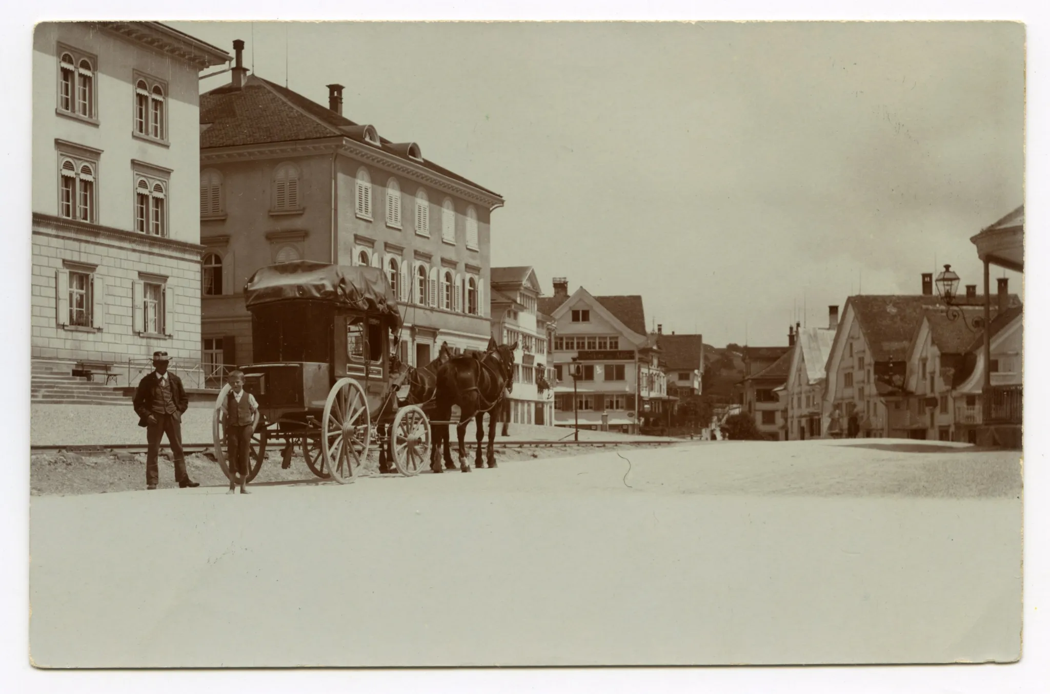 Postkutsche vor Schulhaus. Markantes Weichen-Stellsignal Ecke Gemeindehaus/Gremmstrasse