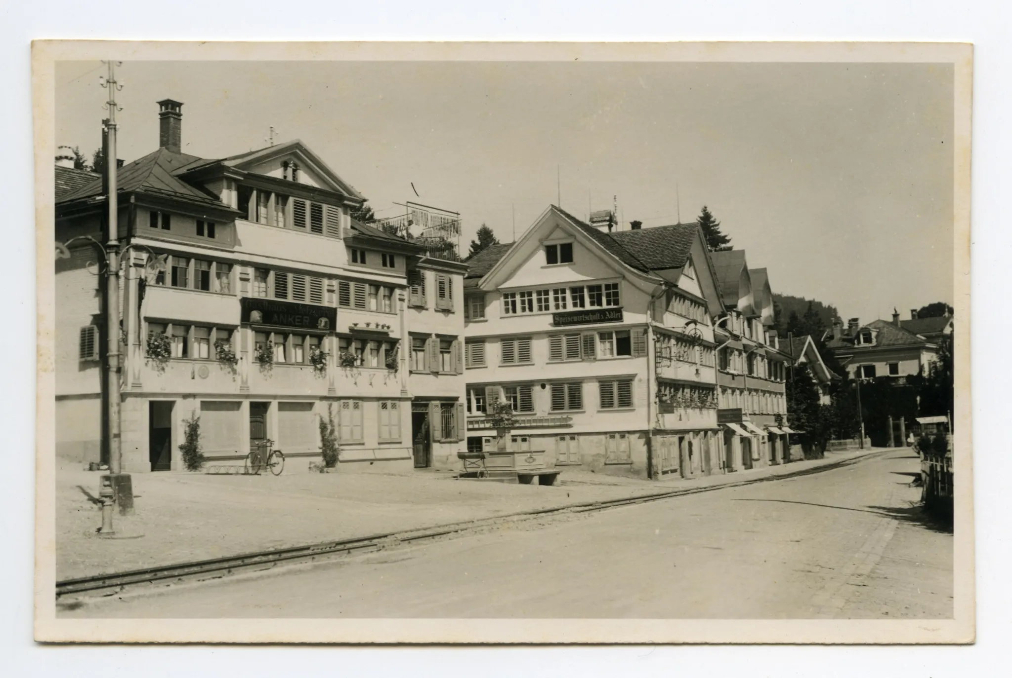 mit „Anker“ und „Adler“, Blick zur Villa Roth