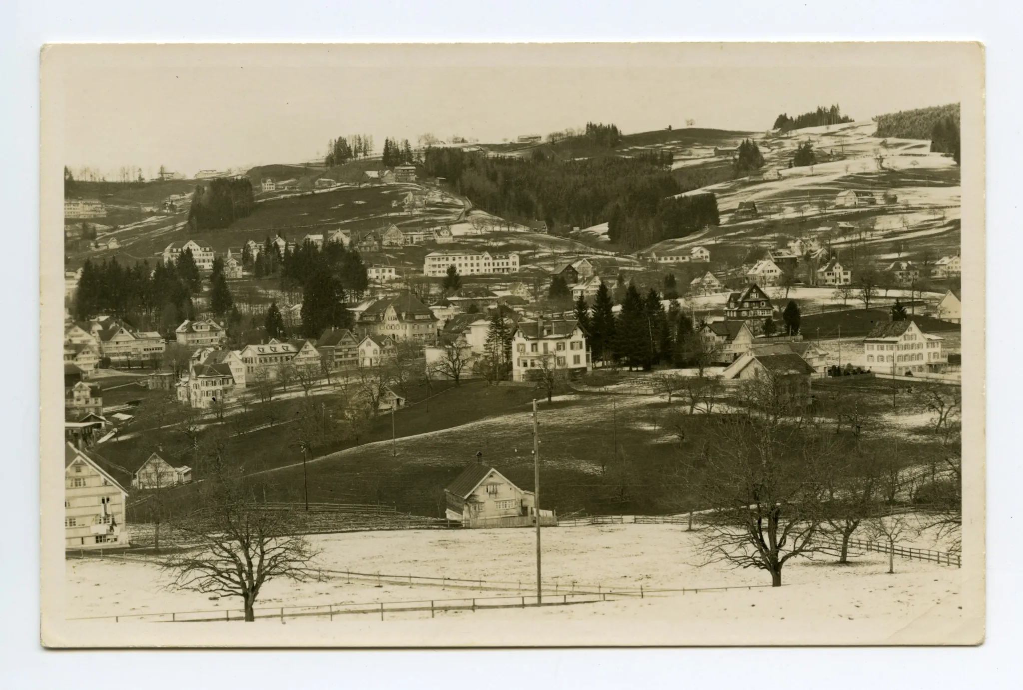 teils Schneeflecken auf Wiesen und Dächern, mit Sicht auf Gremm, Krankenhaus mit Anbau, und Lortanne, vom Schönenbüel gesehen. Blick zu Schäflisegg, Hüslersegg