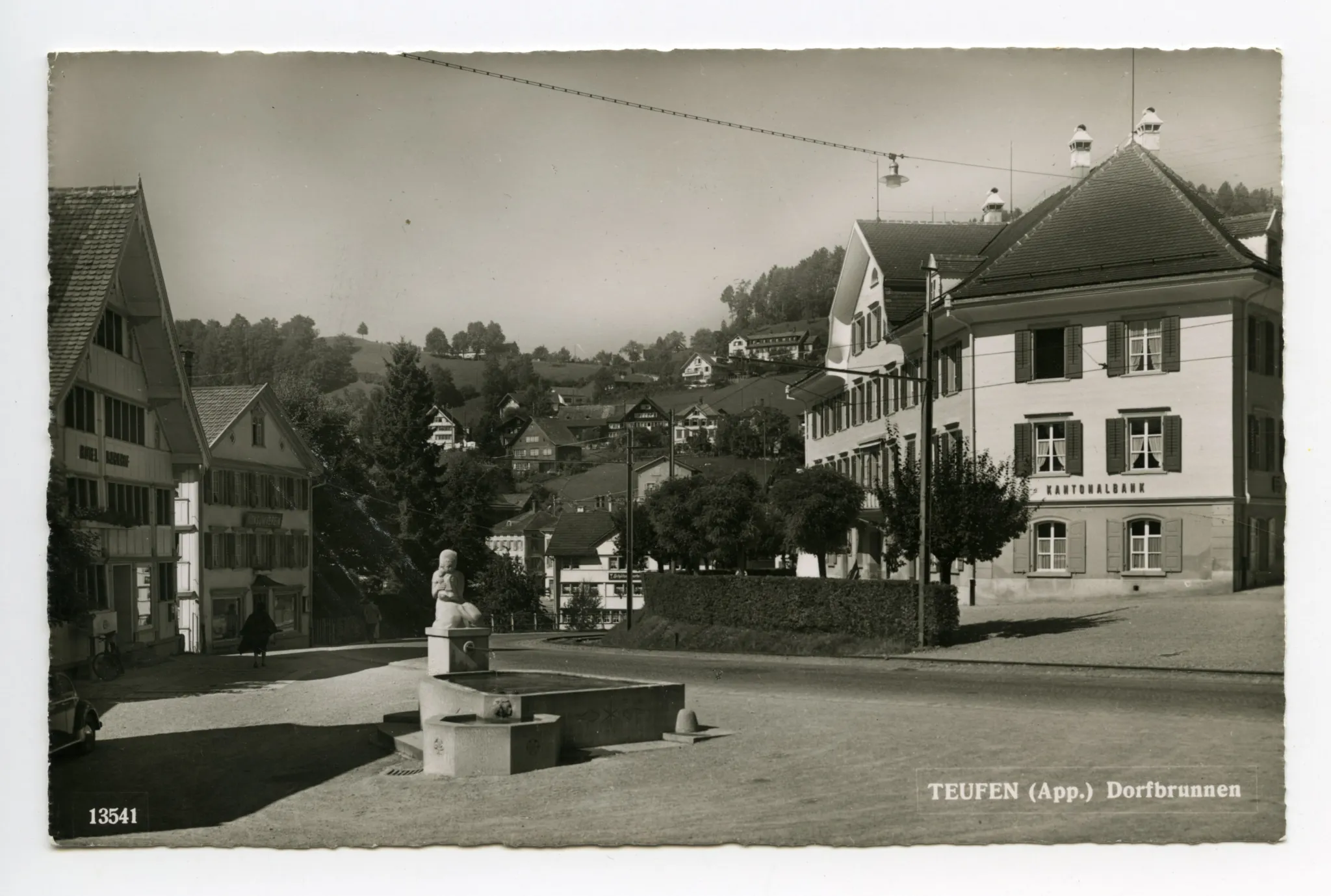 Alter Dorfbrunnen, Brückenwaage (schwach erkennbar), Alter Bahnhof („Kantonalbank“), Gasthaus „Bahnhof“, Konsum-Verein. Blick zum „Schützengarten“