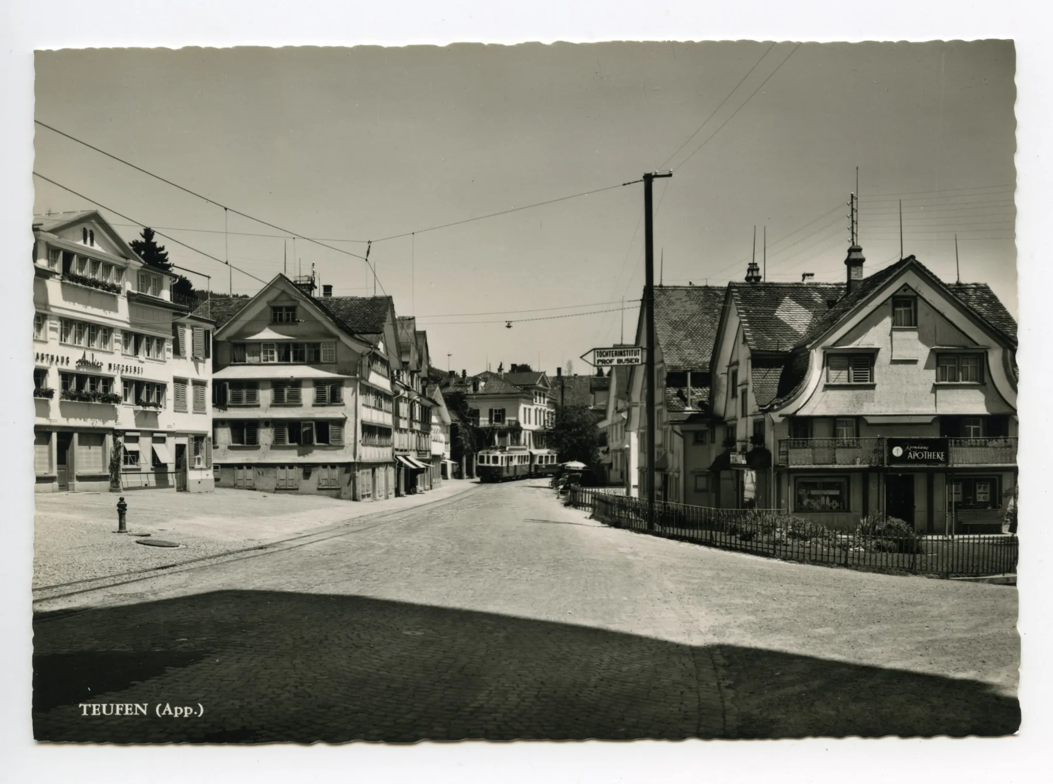 „Anker“, ehem. Haus „Adler“, Einlenker Hechtstrasse, Kornhändlerhaus („Kornhaus- Apotheke“), Komposition SGA auf Dorfstrasse Ost, Fahrtrichtung St. Gallen. Wegweiser: „Töchterinstitut Prof. Buser“