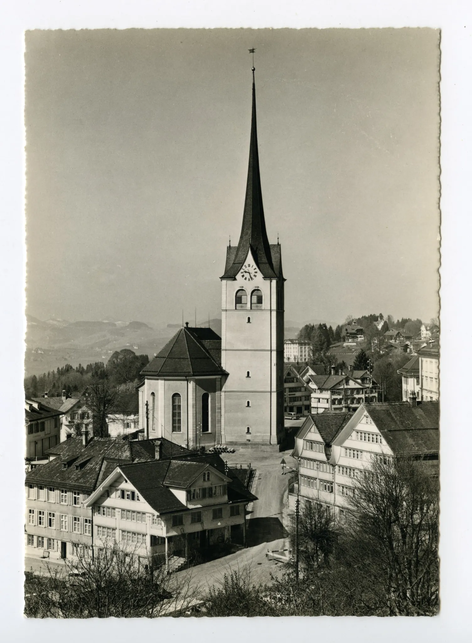 (Hochformat), „Hecht“, Kornhändlerhaus, Dorfplatz mit Grubenmannkirche, Blick Richtung Westen (vgl. Ho.07-091, fast identisches Foto, Autos, Kirchenuhr!)