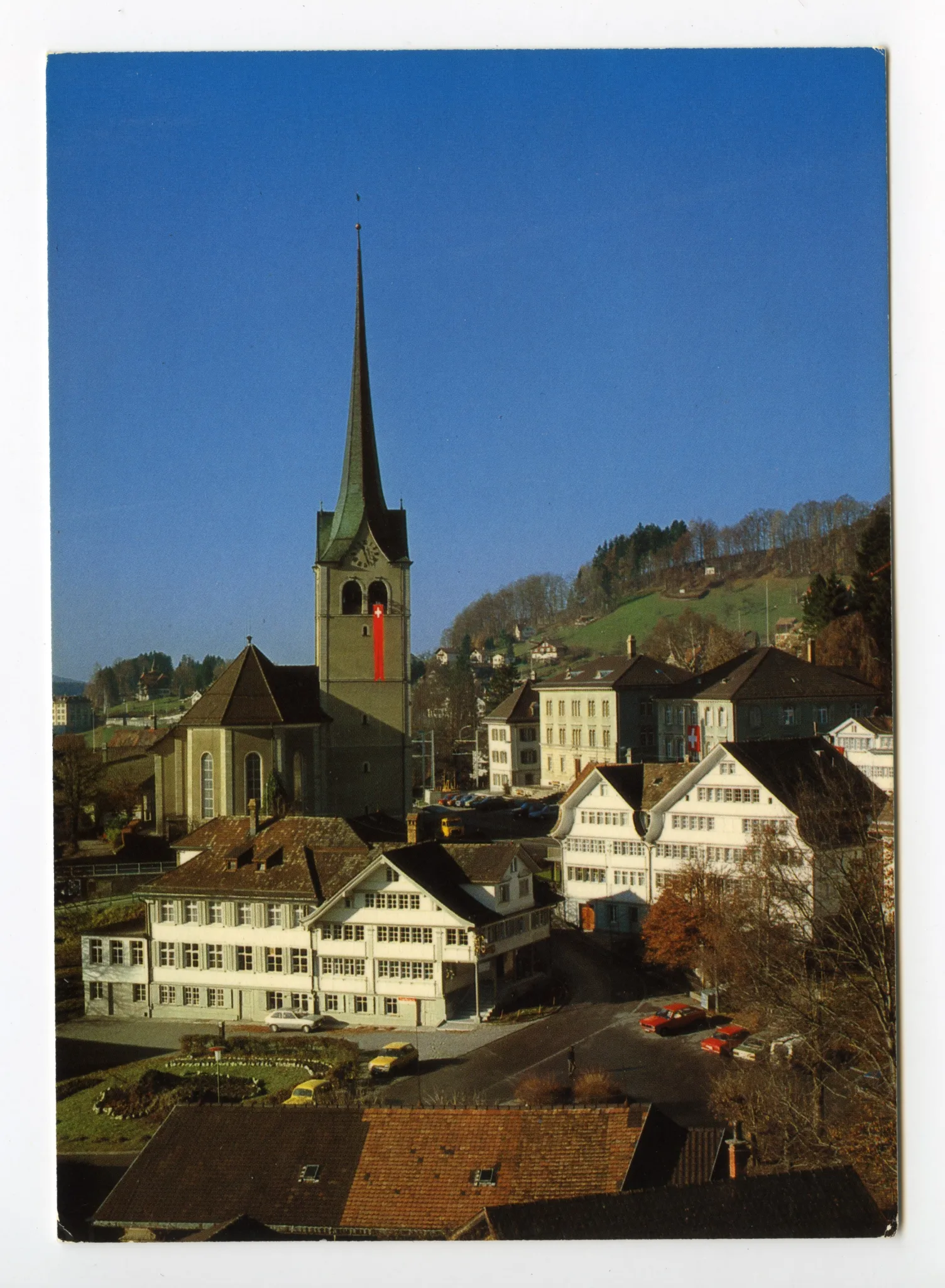 „Hecht“, Parkplatz Hechtweiher, Kornhändlerhaus, Dorfplatz mit Grubenmannkirche, Gemeinde- und Schulhaus, „Alter Bahnhof“. Gemeindehaus und Kirchturm beflaggt (Schweizerfahne). Blick zum Eggli