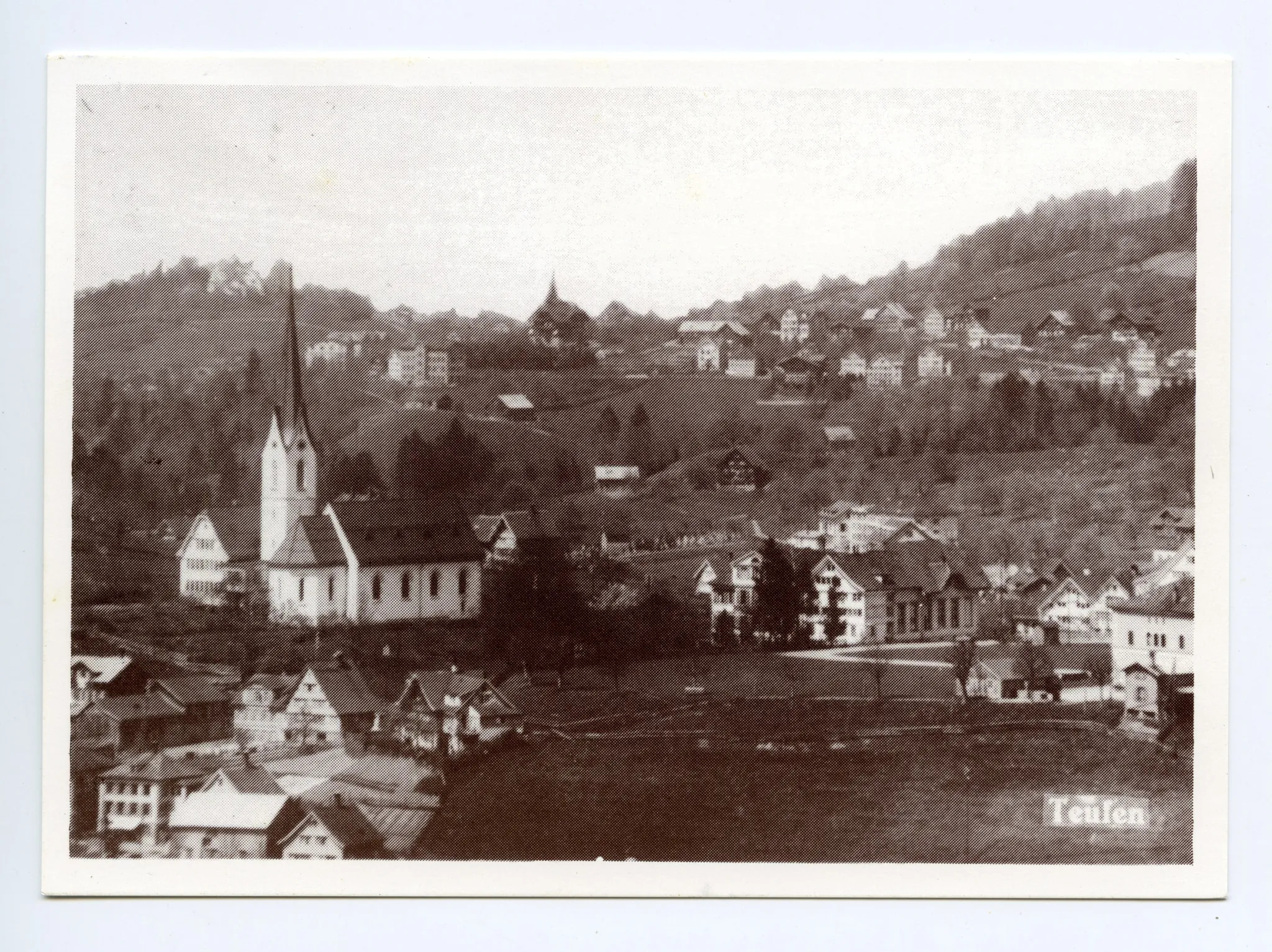Alte Kath. Kirche, Zeughaus, Linde. Blick via Friedhof / Bächli zum Eggli (Replika von Karte Ho.08-005, Bildausschnitt enger)