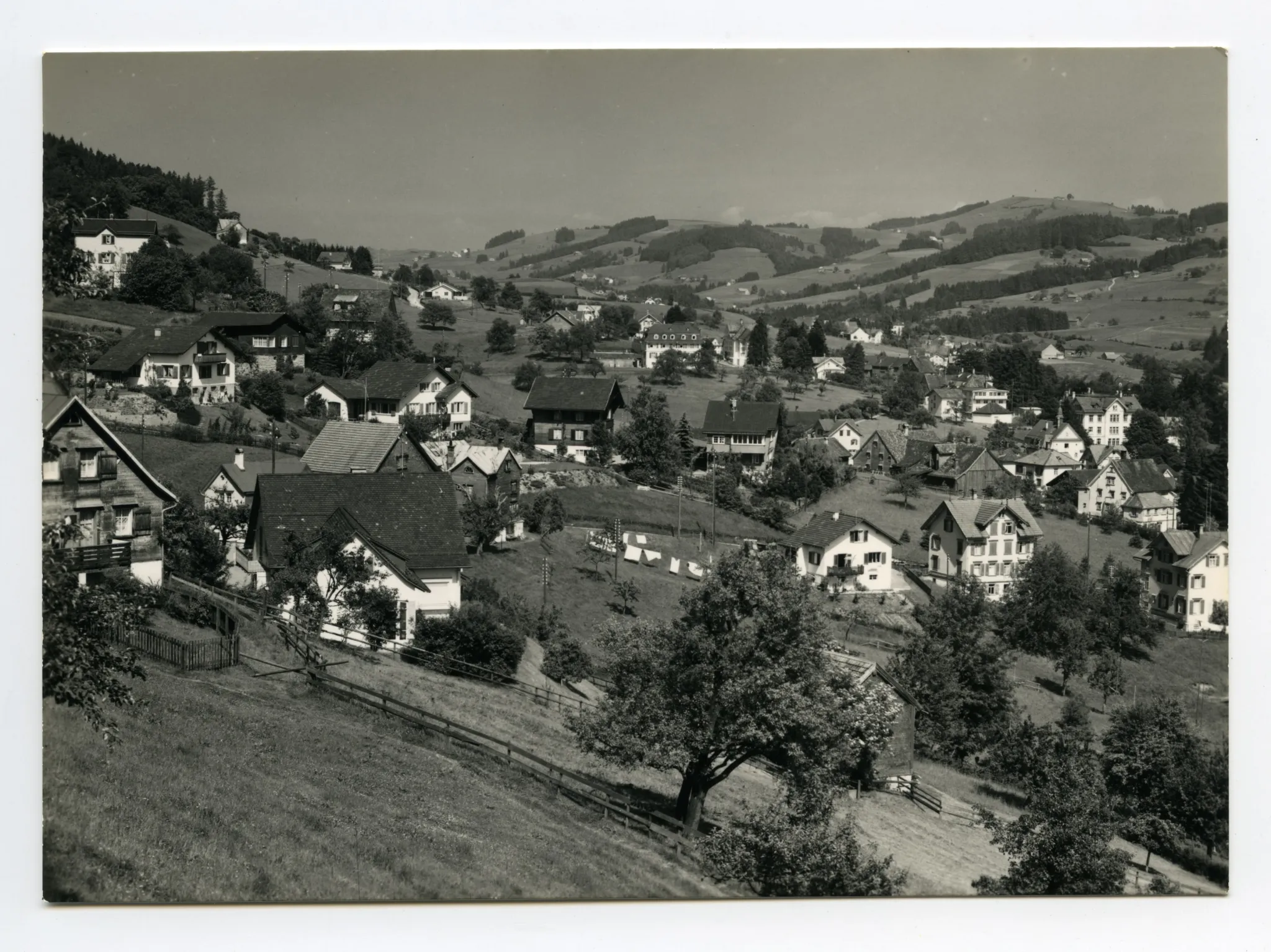 Blick Richtung Osten. Fernblick am äussersten oberen linken Bildrand (nur Westfassade)