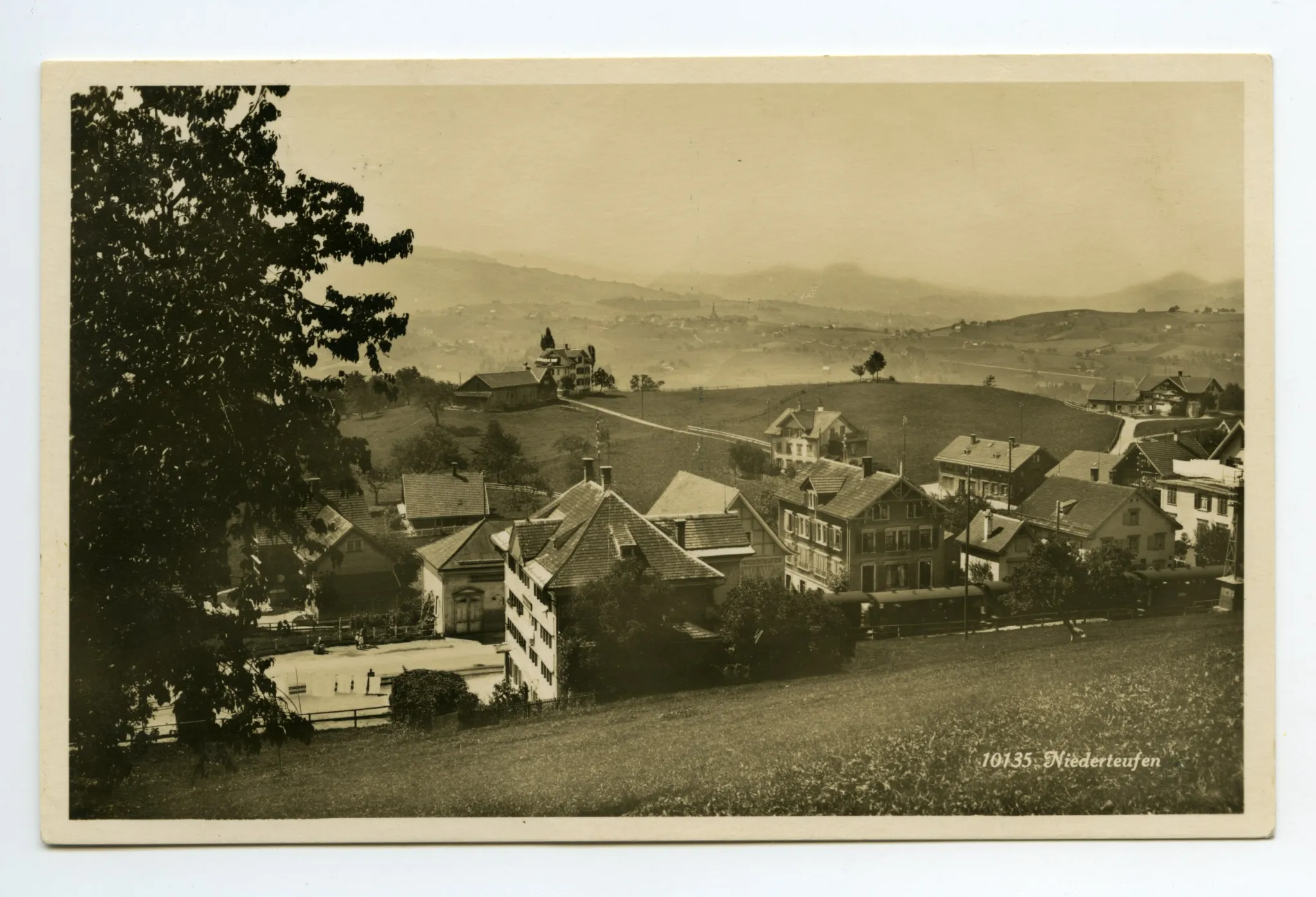 Vorne, Bildmitte: „Rössli“. Blick nach Südwesten (im Dunst: Stein und Hundwil) (vgl. Hc.21-16)