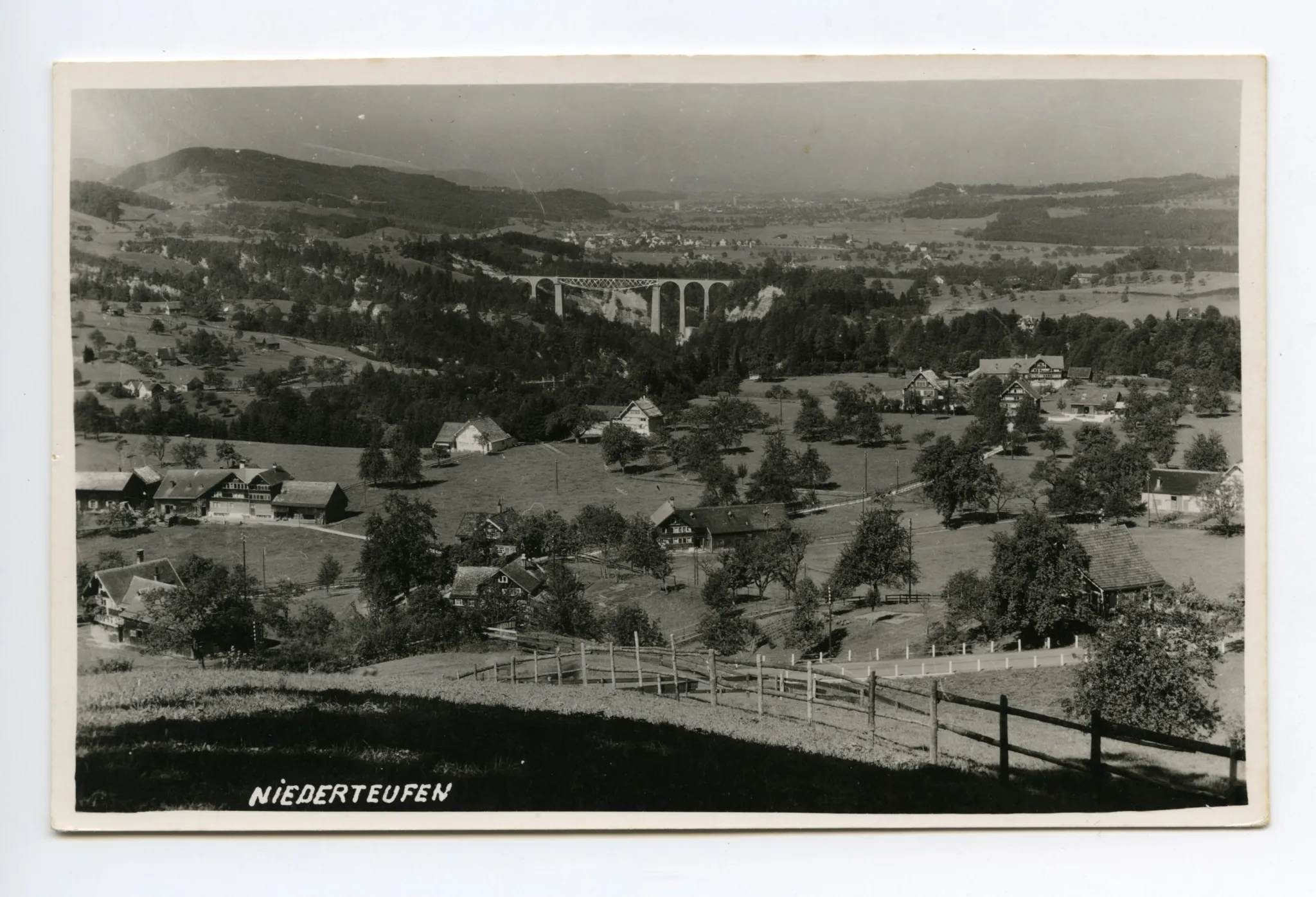 Blick via Sitterviadukt (BT-Brücke) und Gossau ins Fürstenland