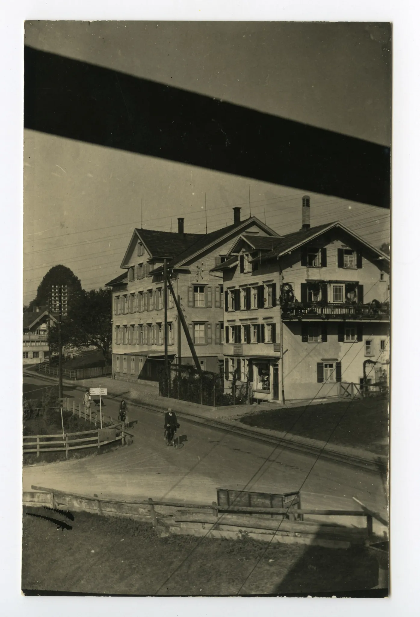 Abzweiger Steinerstrase: Häusergruppe Hauptstrasse 58 und 60. Viele Strom- und Telefonleitungen sowie Bleistiftstriche auf Foto sichtbar. (siehe auch Ho.12-016)