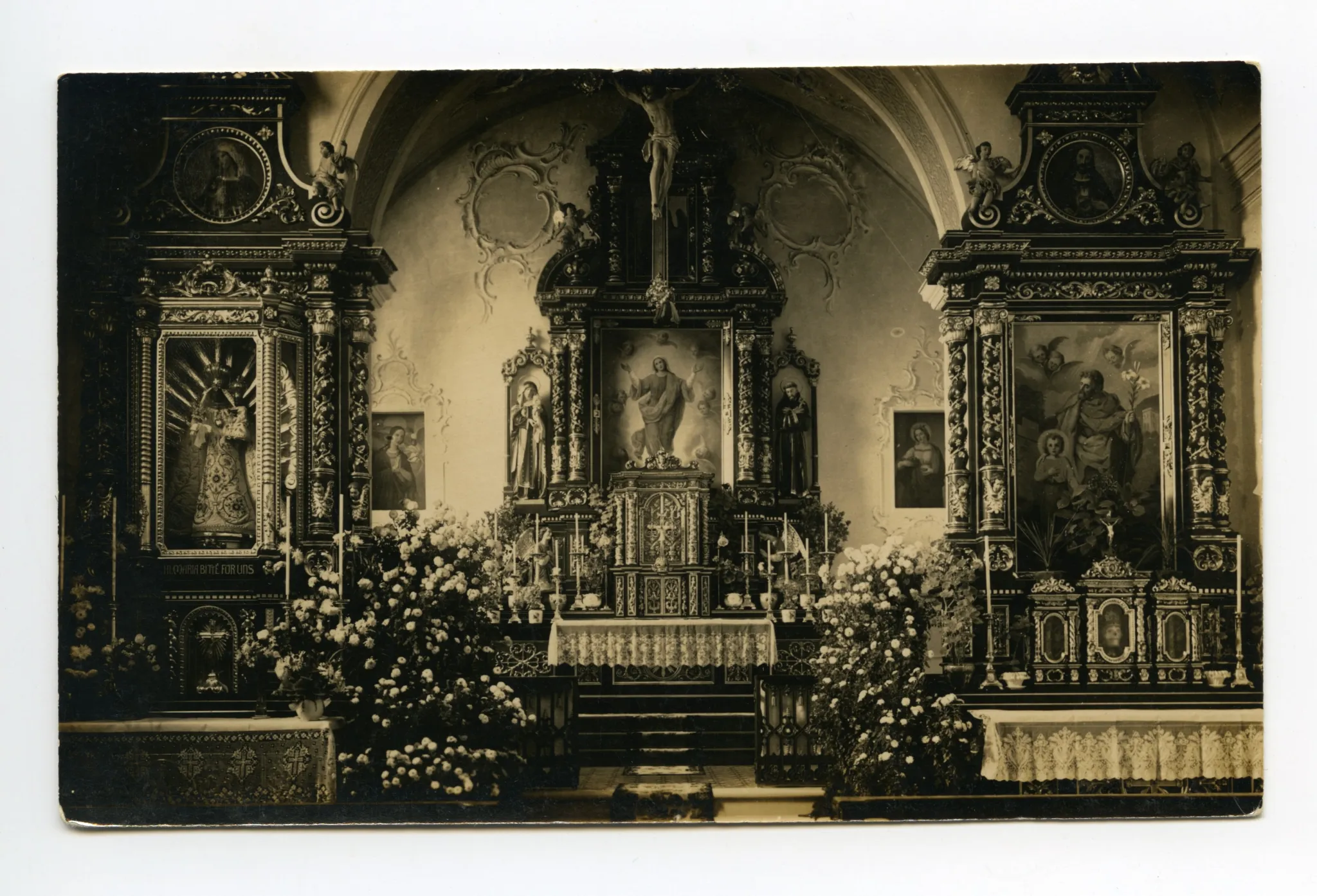 Chorraum mit Hochaltar und beiden Seitenaltären