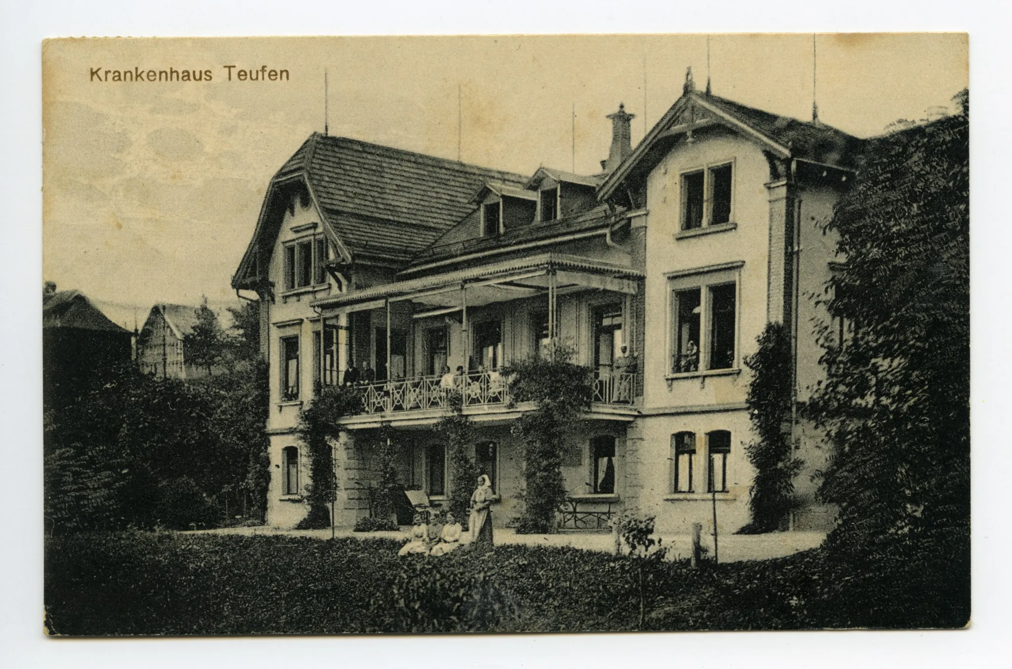mit Krankenschwestern im Garten und auf dem Balkon