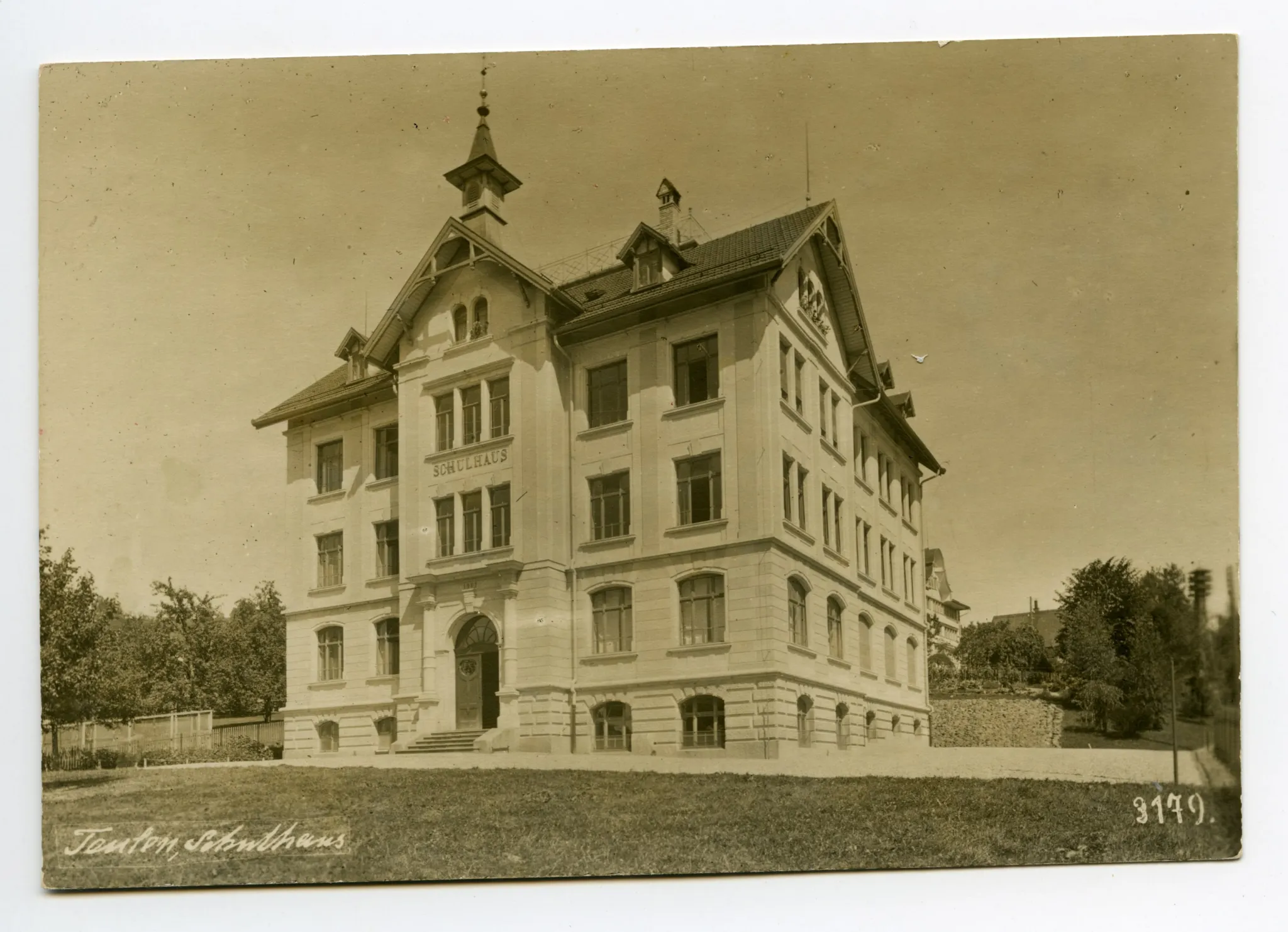 Schulhaus Hörli, Ansicht von Südwesten