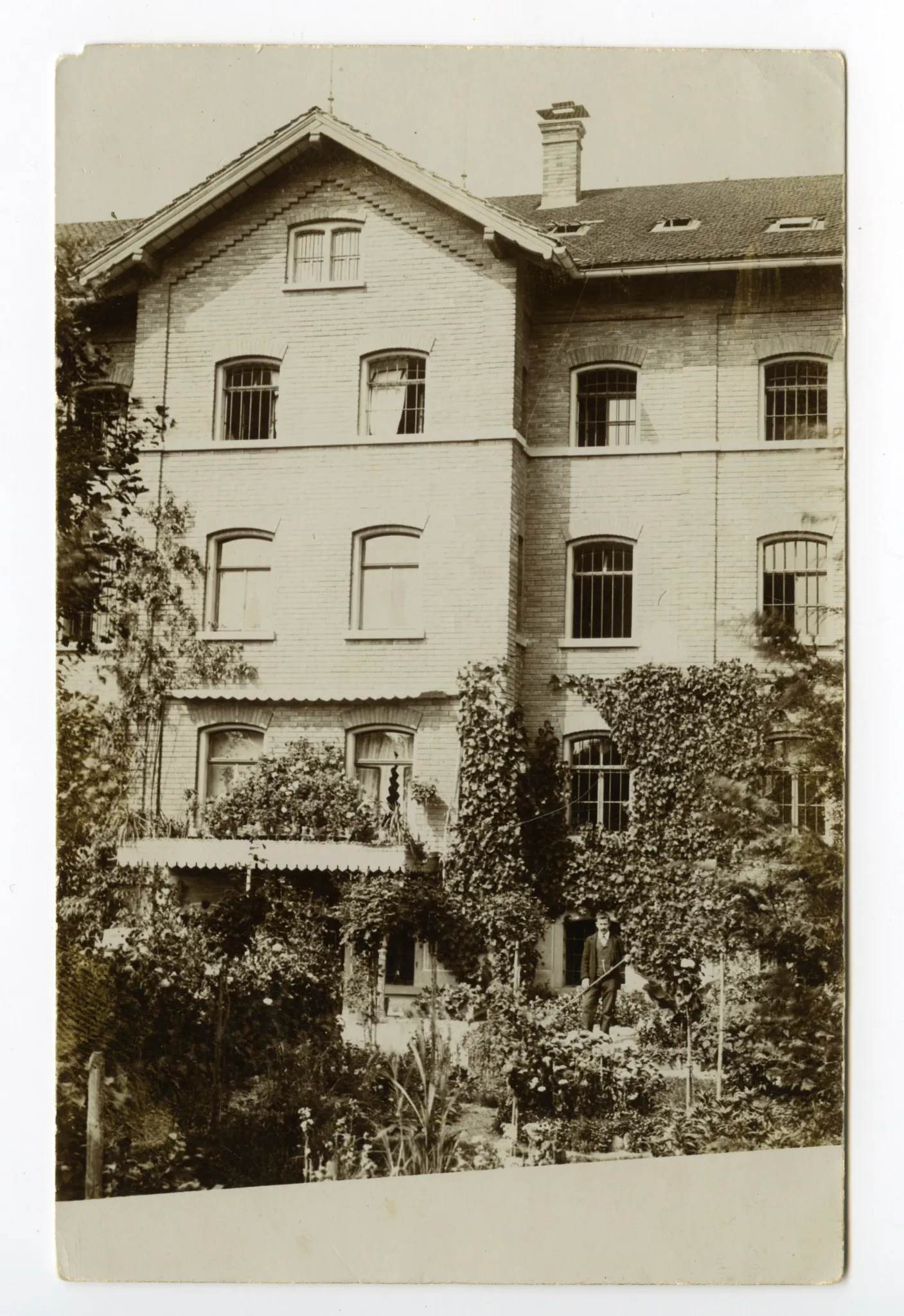 Ausschnitt mit Teil des Gartens und einer Person