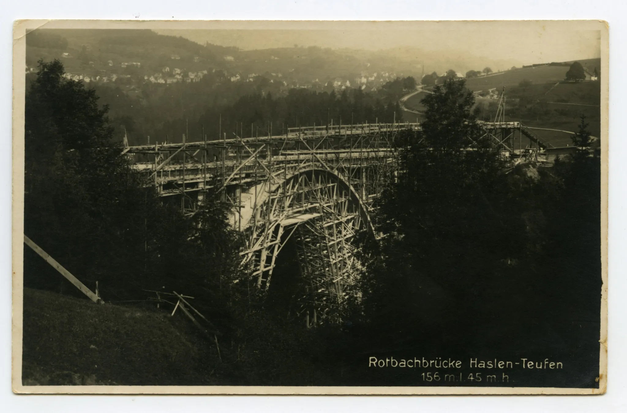 Ansicht der Bauphase mit Brückenbogengerüst