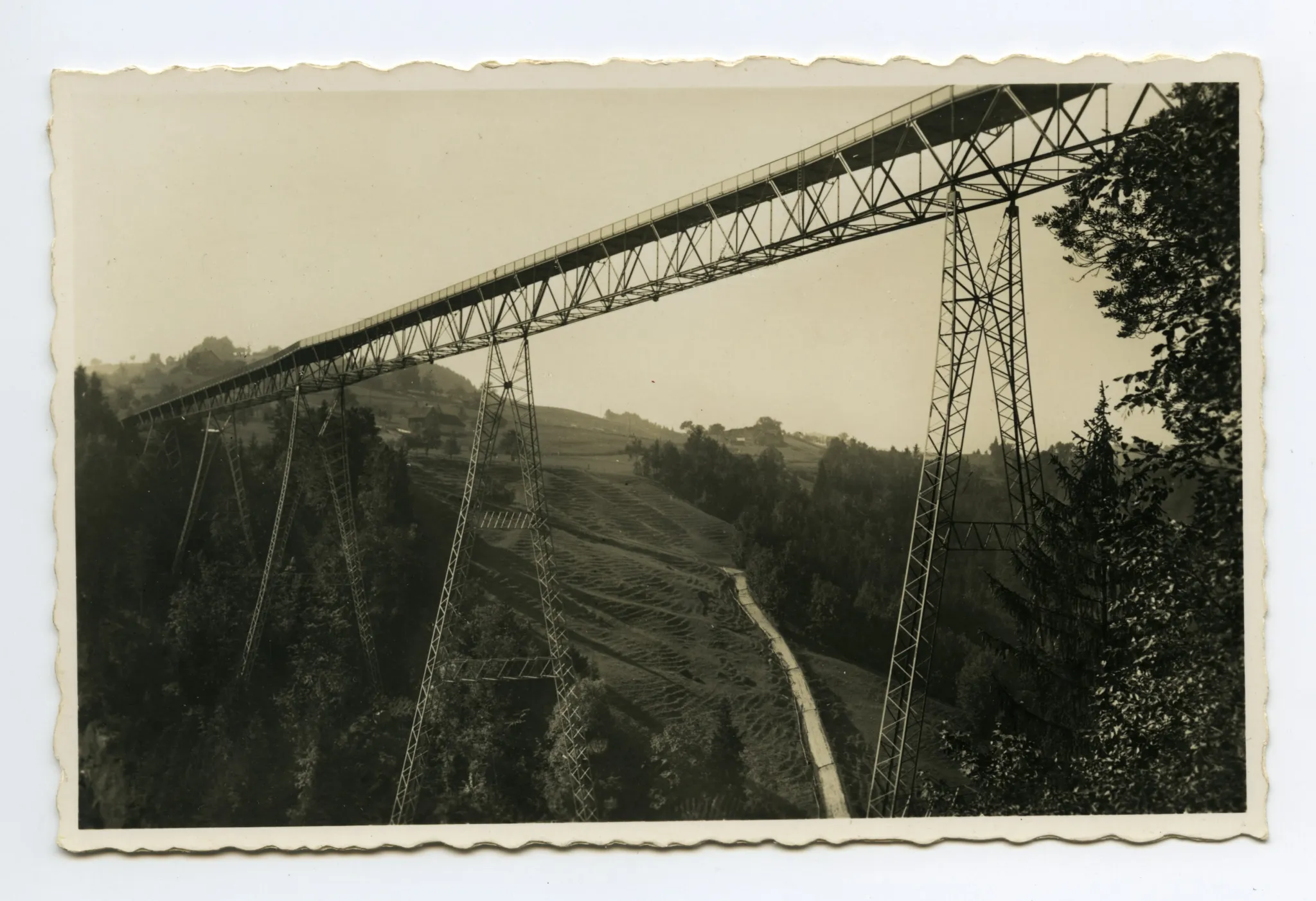 Ansicht der Brücke von schräg unten Richtung Stein, mit und ohne fertigem Belag