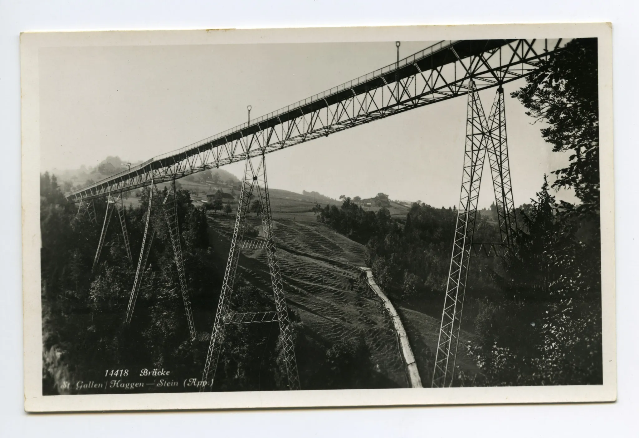 Ansicht der Brücke von schräg unten Richtung Stein, mit und ohne fertigem Belag
