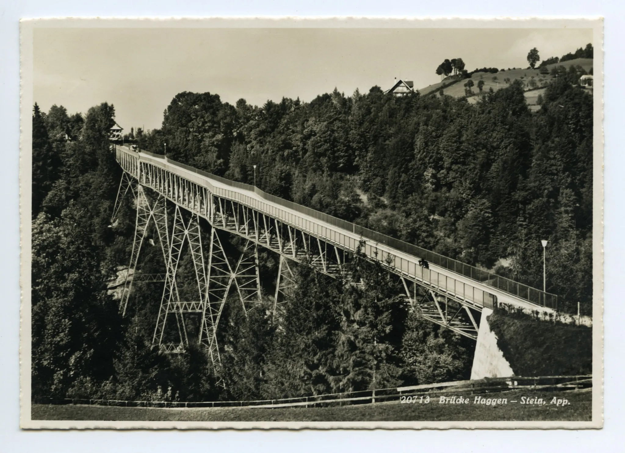 Ansicht der fertiggestellten Brücke Richtung St. Gallen; eingeweiht im Oktober 1937; Karte 1: mit Fahnenschmuck zur Einweihung