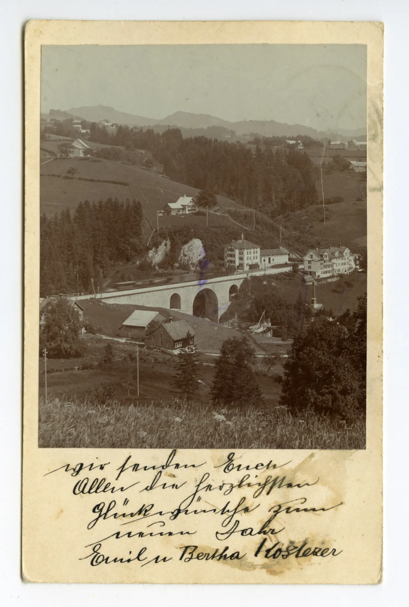 Ansicht von Westen mit fahrender Bahn auf der Brücke; Karte 1: Hochformat; Karte 2: Querformat