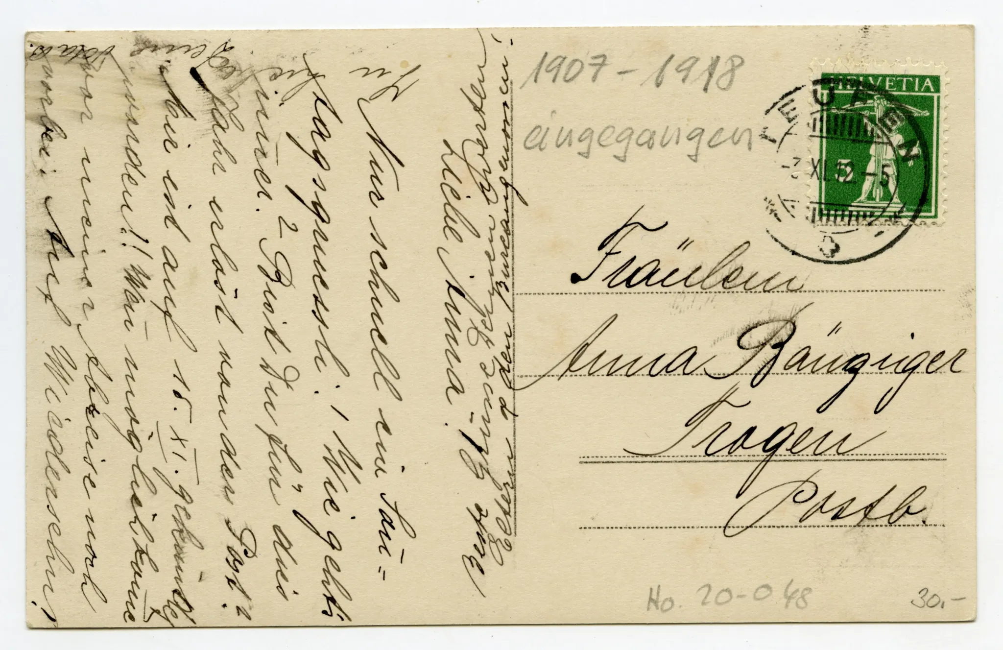 Aussenansicht mit Besitzern und Personal aufgereiht vor dem Gasthaus