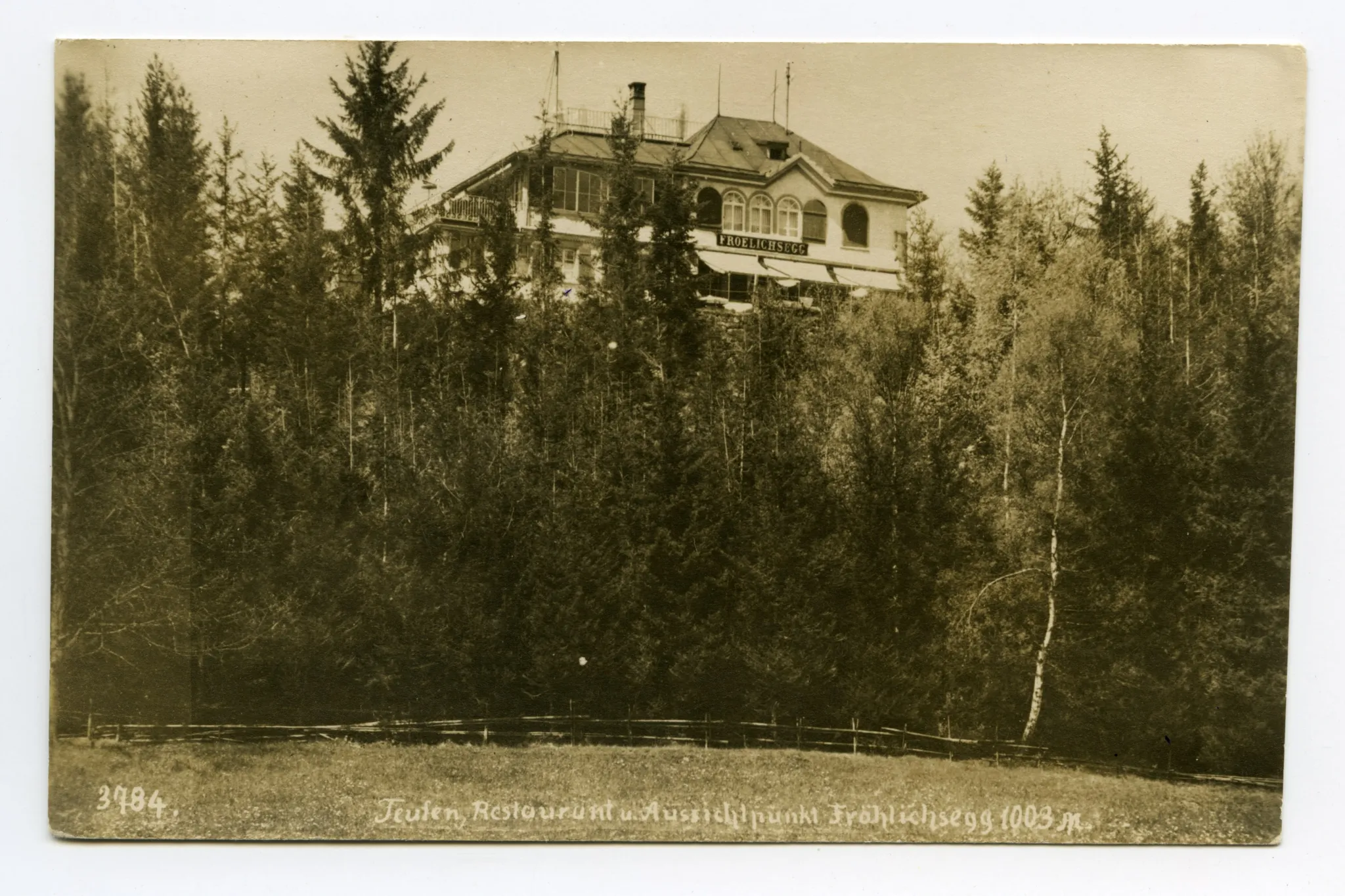 Ansicht von Süden, Aufnahme mit Wald im Vordergrund, Restaurant nicht komplett sichtbar