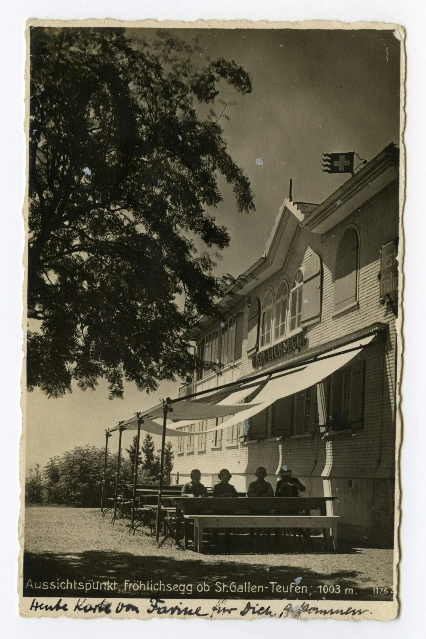 Karte im Hochformat, Ausschnitt, Ansicht von Südosten, Terrasse mit Gästen