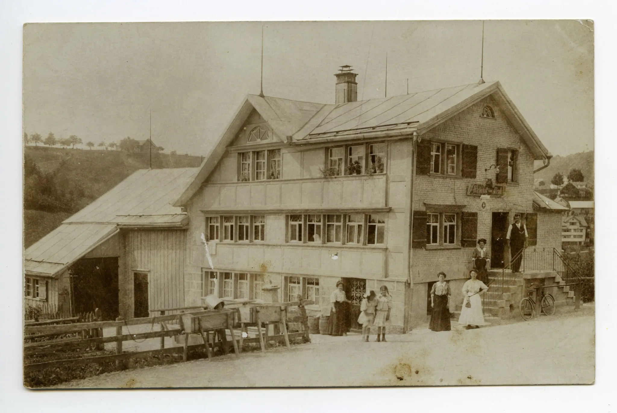 eingegangen 1962; Karte 1: mit Eigentümerfamilie vor dem Haus; Grusskarte, Zweibildkarte; klein: Gesamtansicht mit Fuhrwerk und Personen auf der Treppe; gross: Panoramablick auf Teufen aus Südosten
