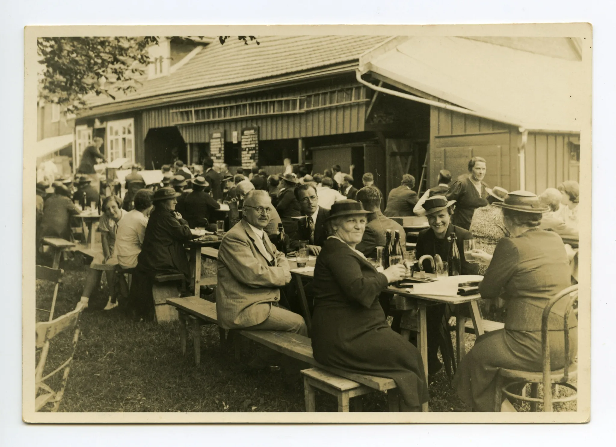 Volksfest, Ansicht mit vielen Festgästen im Garten