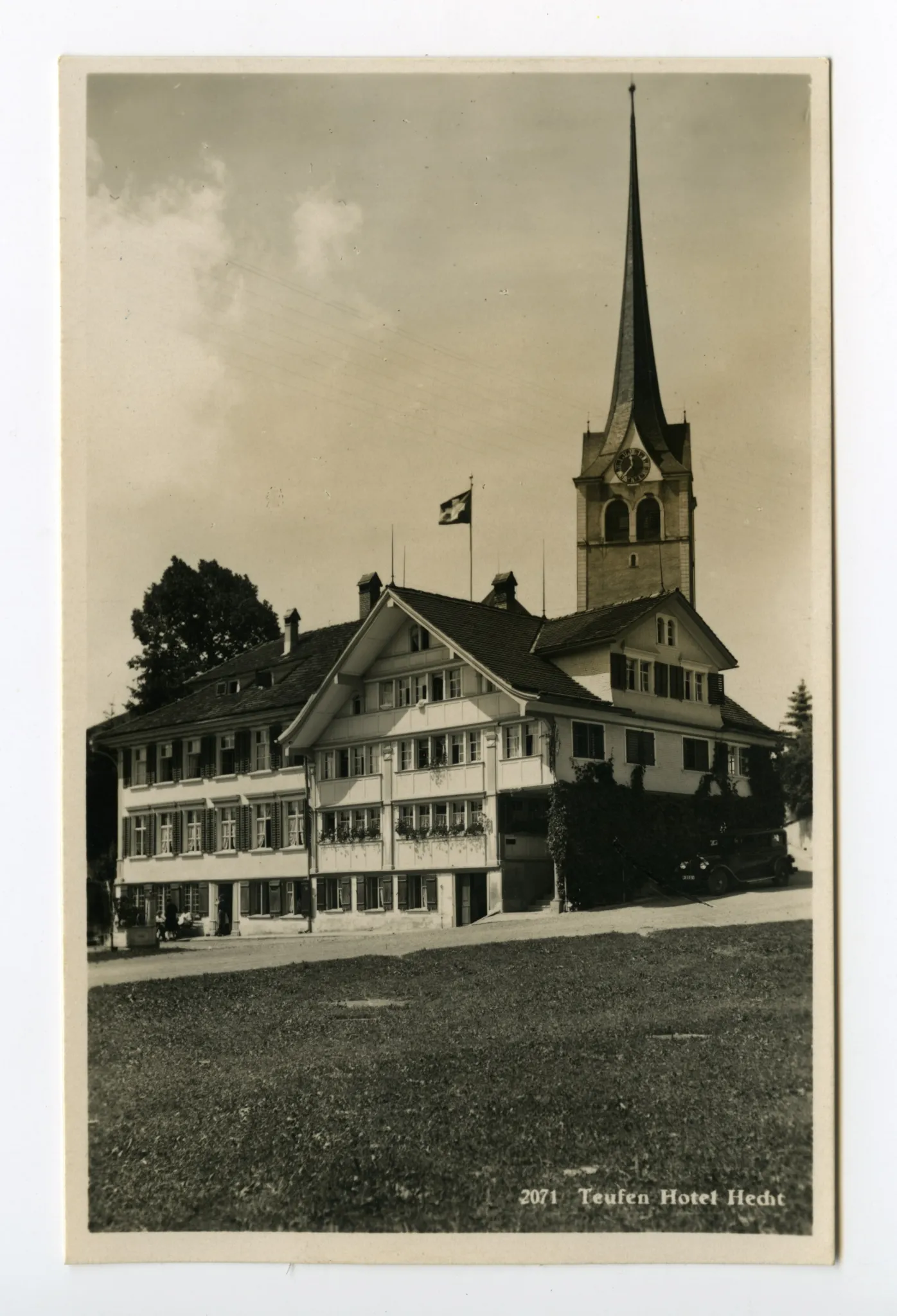 Hochformat, Ansicht aus Südosten mit evang. Kirchturm