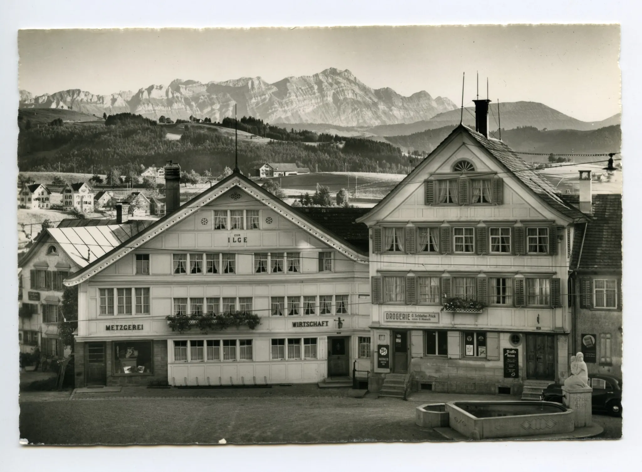Gesamtansicht mit Dorgerie Schlatter im Bild, Dorfbrunnen, Alpstein im Hintergrund