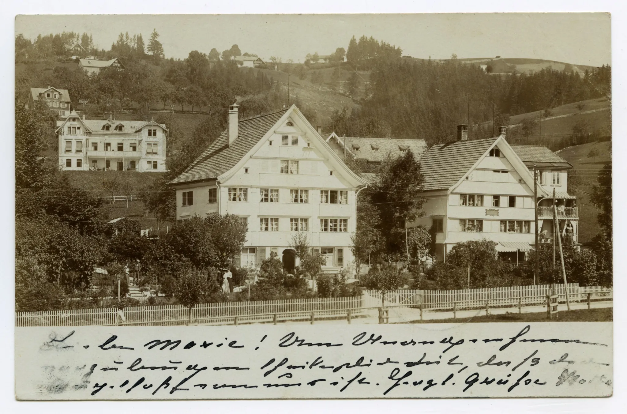 Ansicht aus Südwesten mit angrenzendem Haus an der Speicherstrasse und altes Krankenhaus im Hintergrund