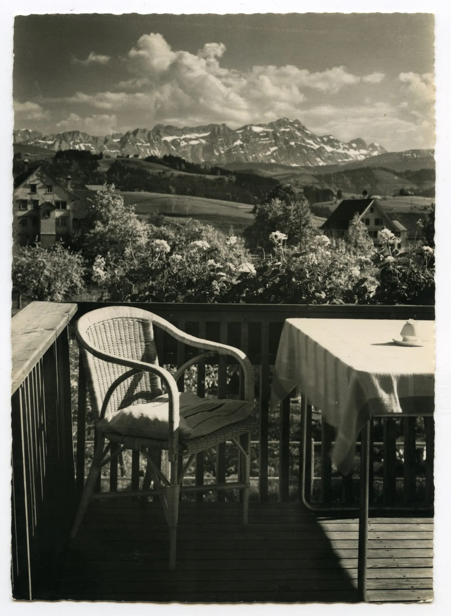 Hochformat, Ausschnitt eines Terrassensitzplatzes mit Blick zum Alpsteinpanorama