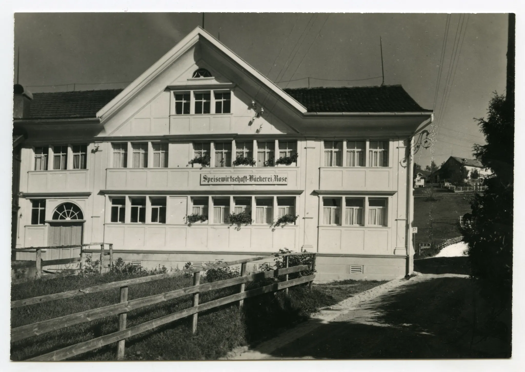 Frontansicht aus Süden von der Gremmstrasse