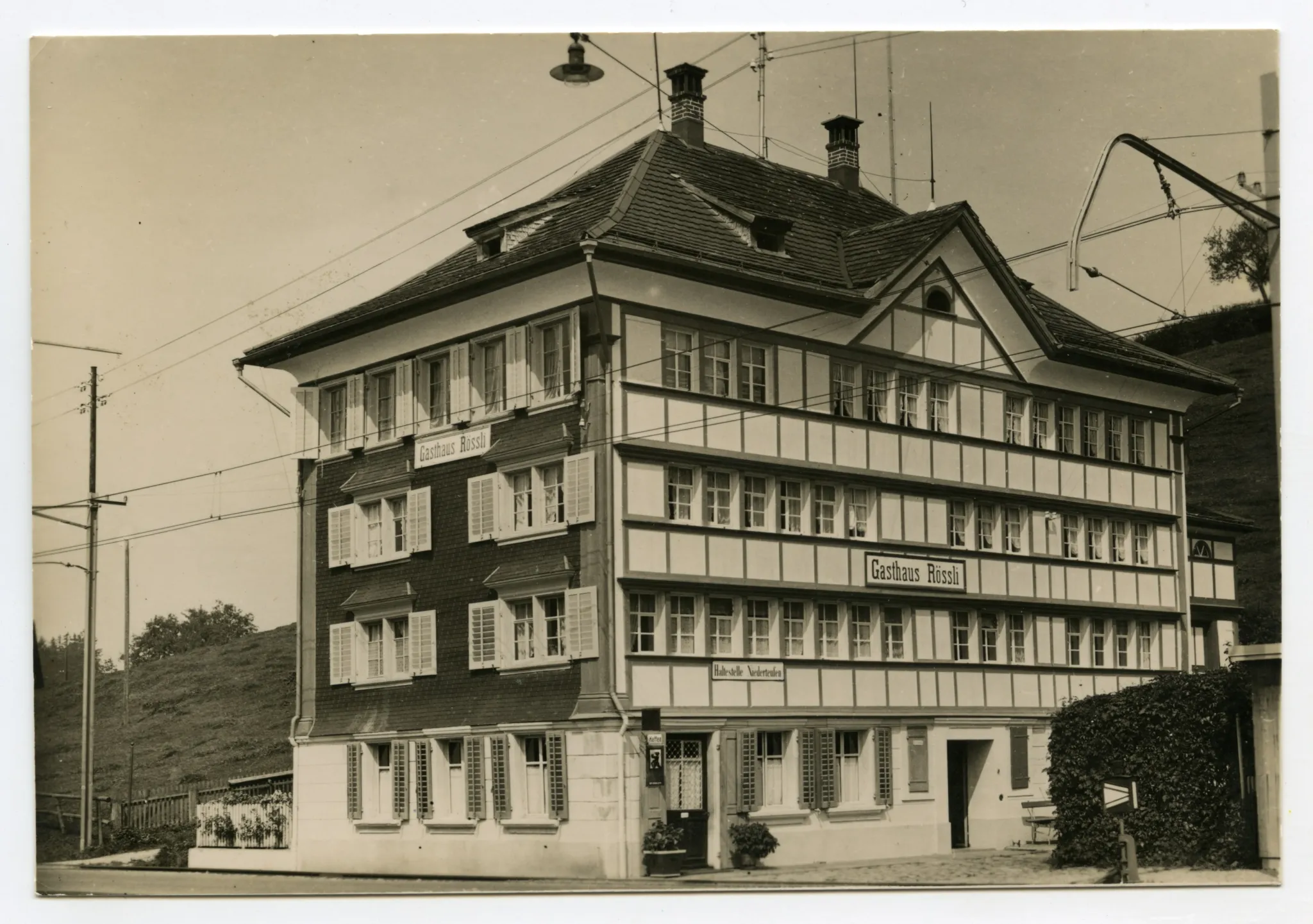 (1876-1968), mit Haltestelle Niederteufen, Gesamtansicht mit Oberleitung für die Bahn