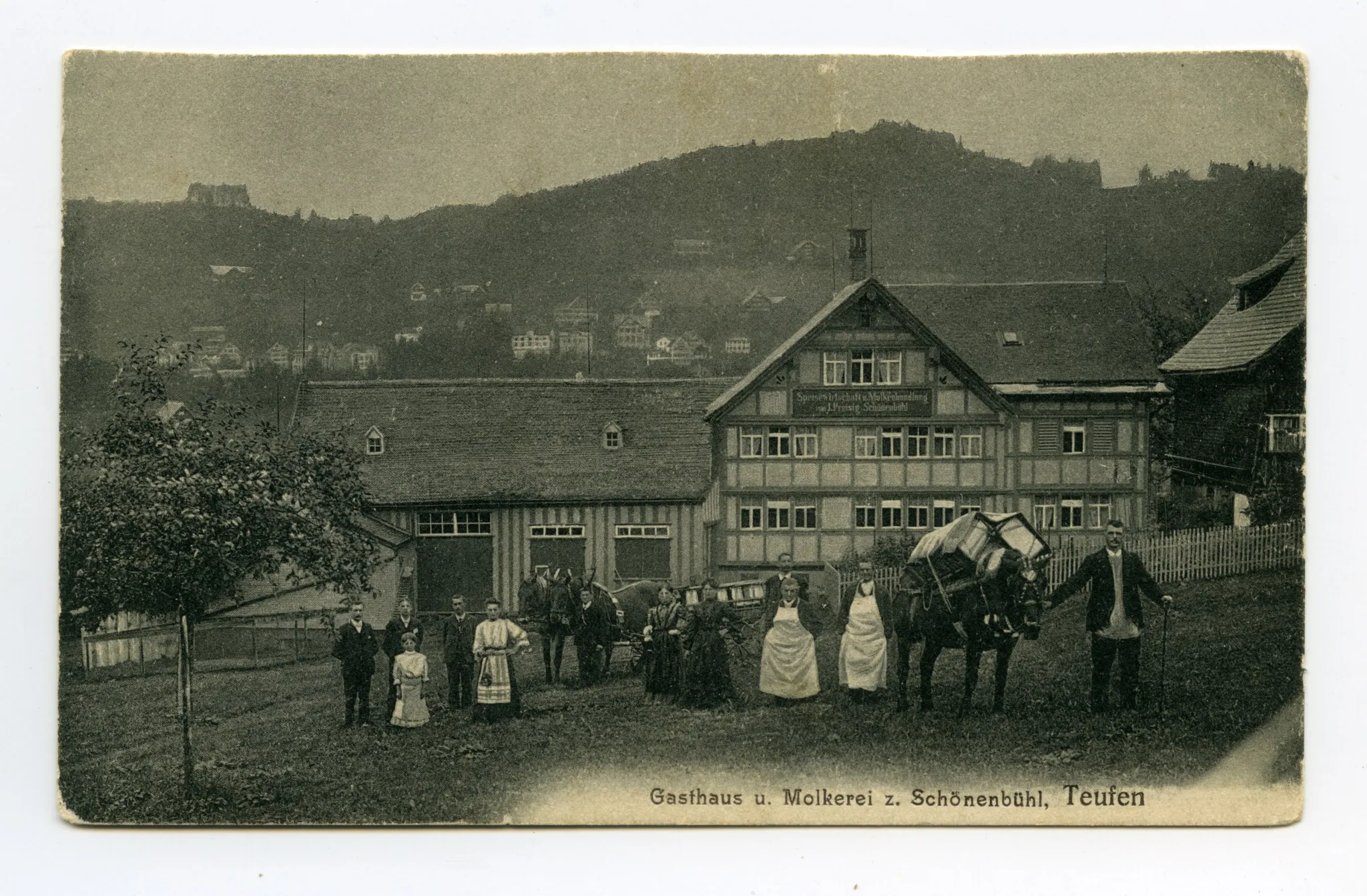 (eingegangen 2023, Abriss und Überbauung geplant 2024/25), Ansicht mit Gremplerross, Fuhrwerk und Personen davor (Familie Preisig) aus Süden mit Blick Richtung Eggen (vgl. Hc.08-70, identisch)