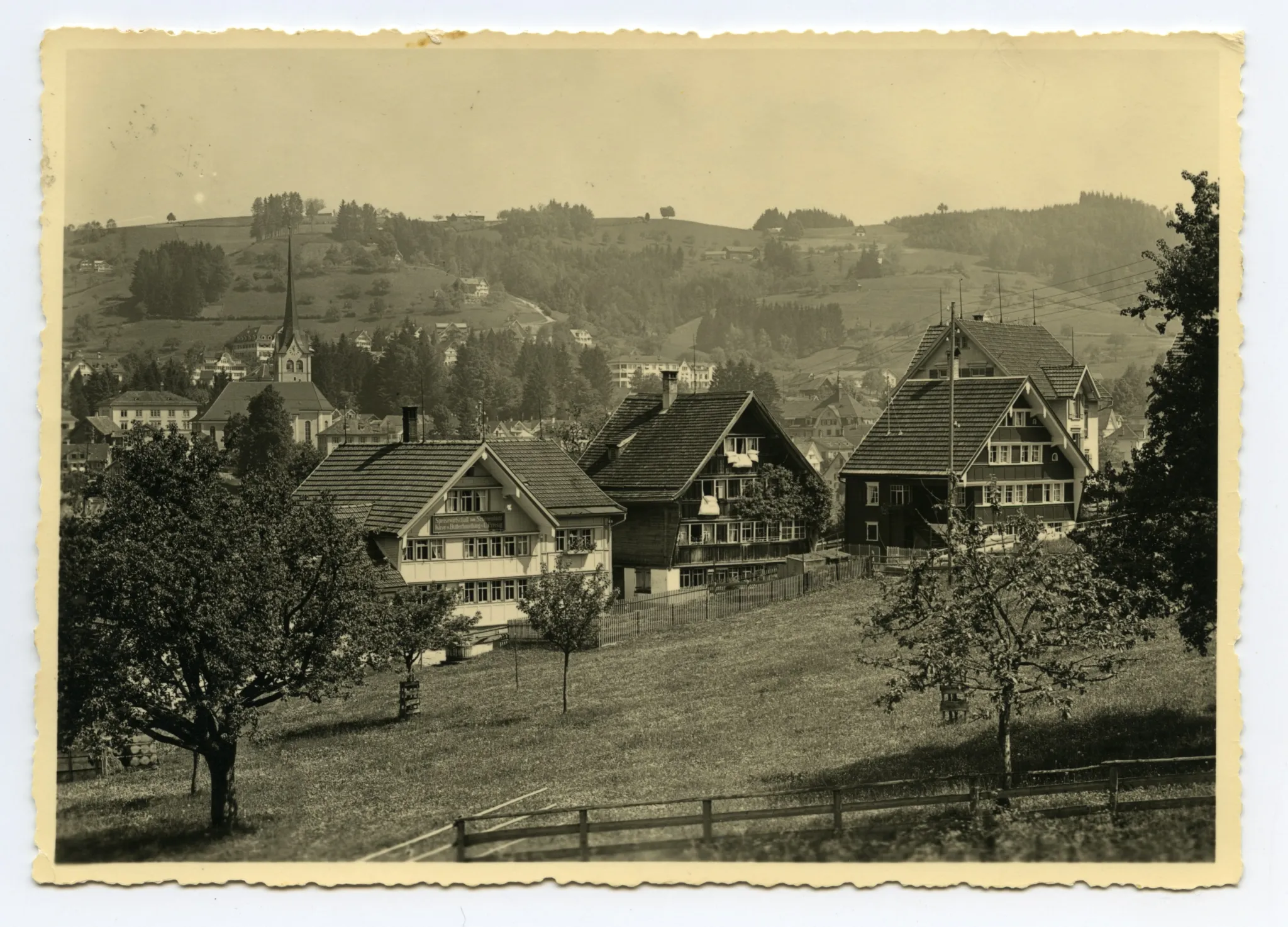 Rückansicht aus Süden mit Blick auf evang. Kirche, neues Krankenhaus und Eggen