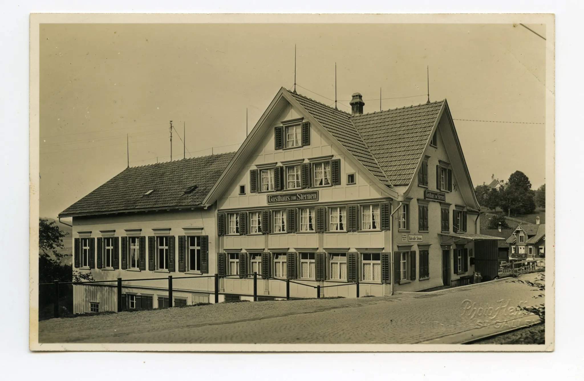 Ansicht aus Nordosten mit Bahnhaltestelle