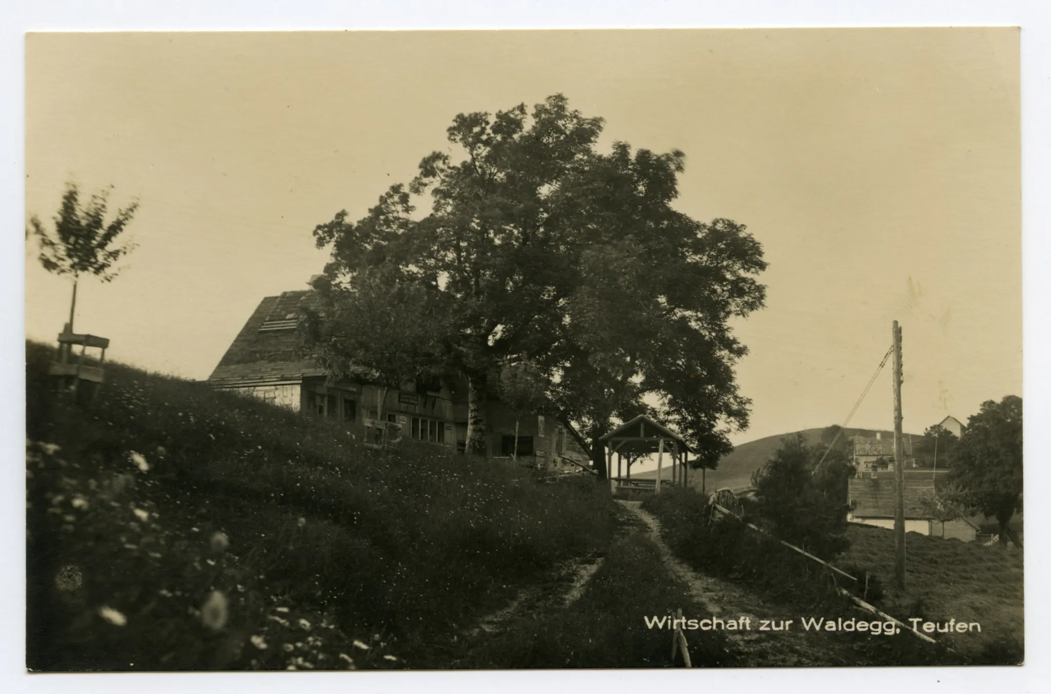 Ansicht aus Südwesten mit Wanderweg