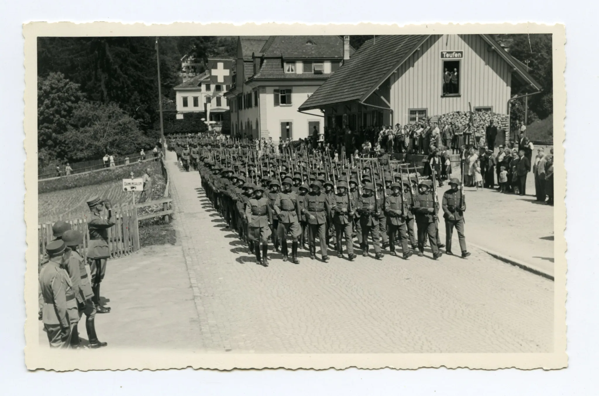 Soldaten (Kompanie) marschieren Richtung Zeughaus, Ebnimit Schaulustigen vor dem Nebengebäude des Bahnhofs, im Hintergrund ehemalige Villa Roth